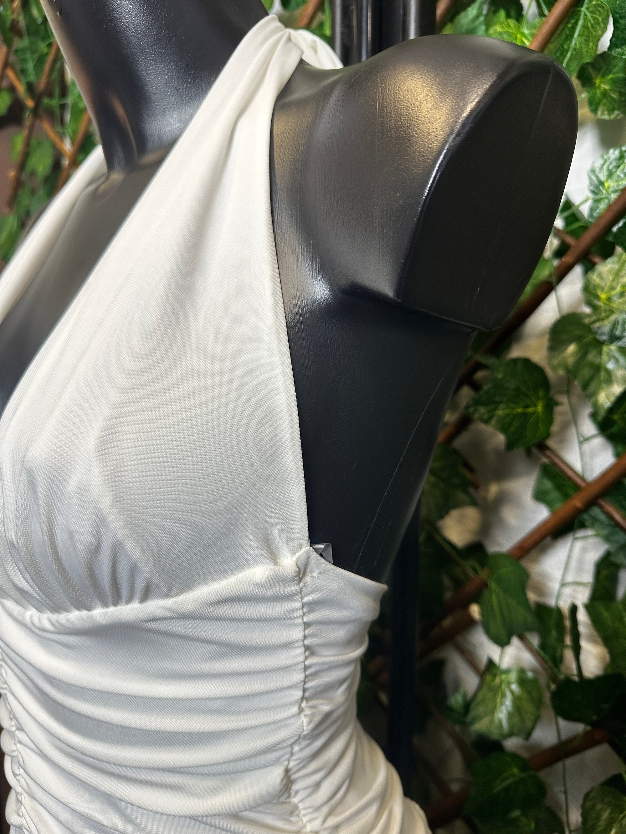 Vestito lungo con la scollatura profonda, arricciatura sulla parte avanti e lo spacco