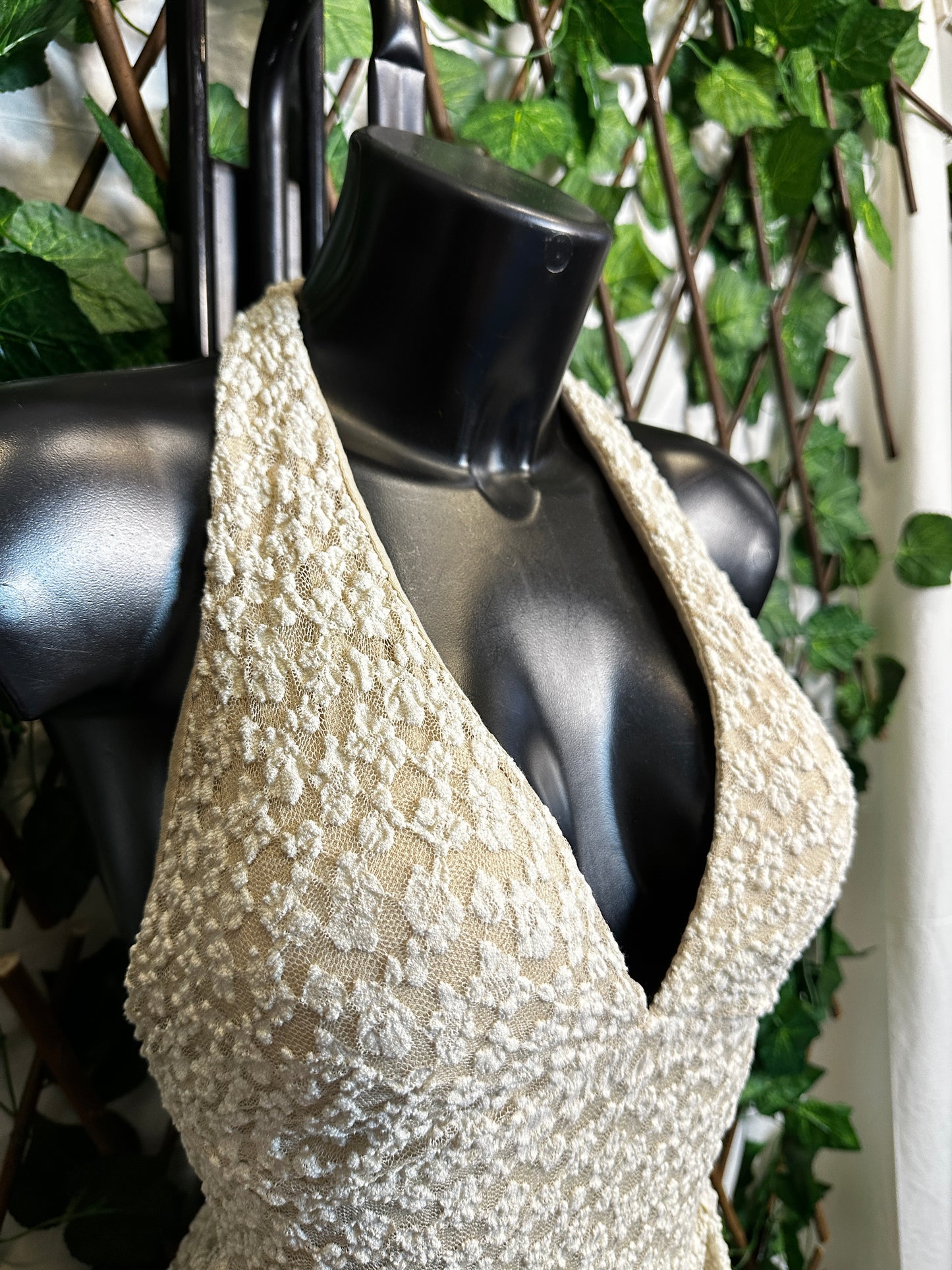 Crepe model: short dress with a deep neckline with cups and shorts