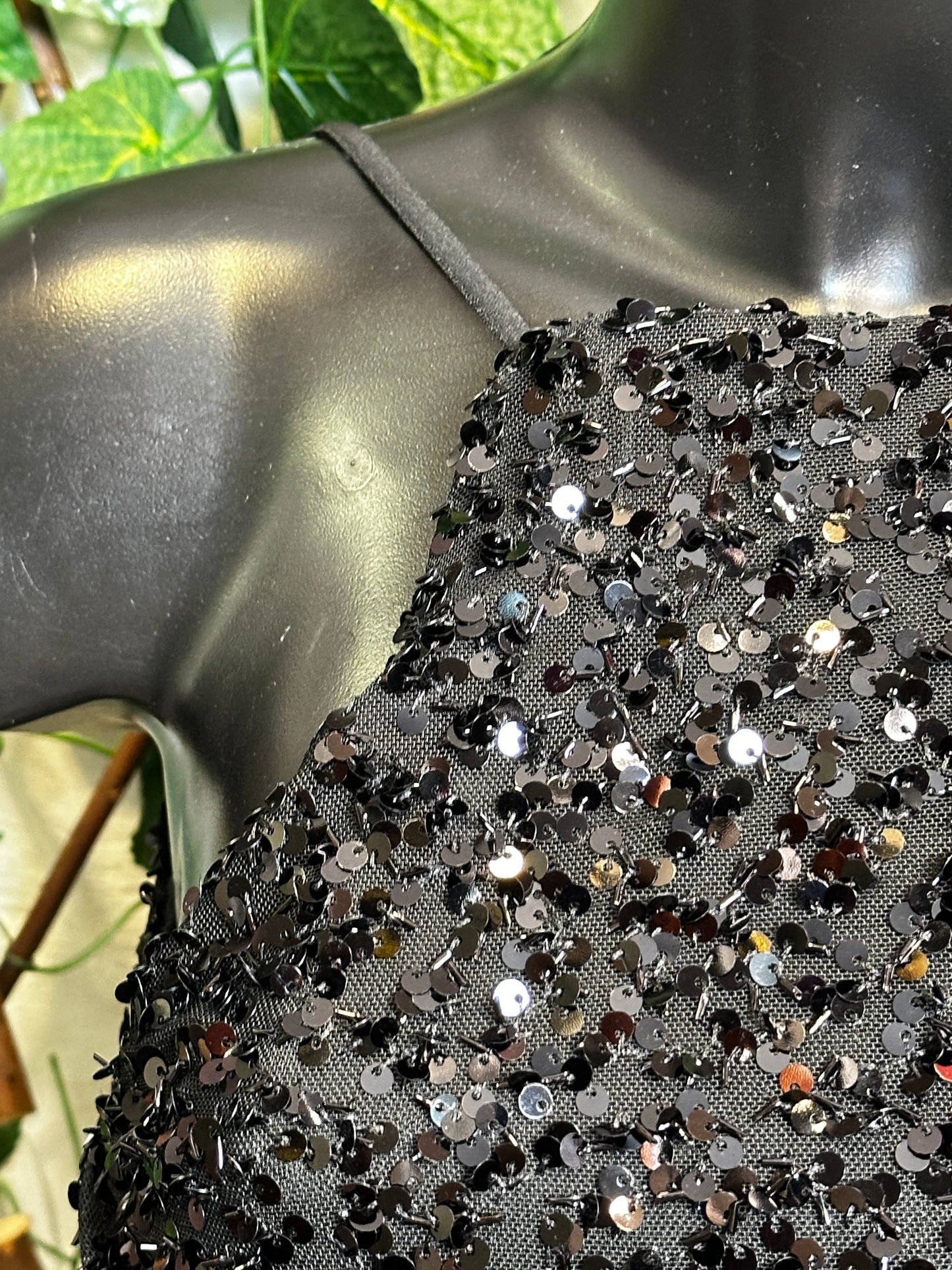 Modello paillettes: vestito corto con bretelle e la schiena scoperta