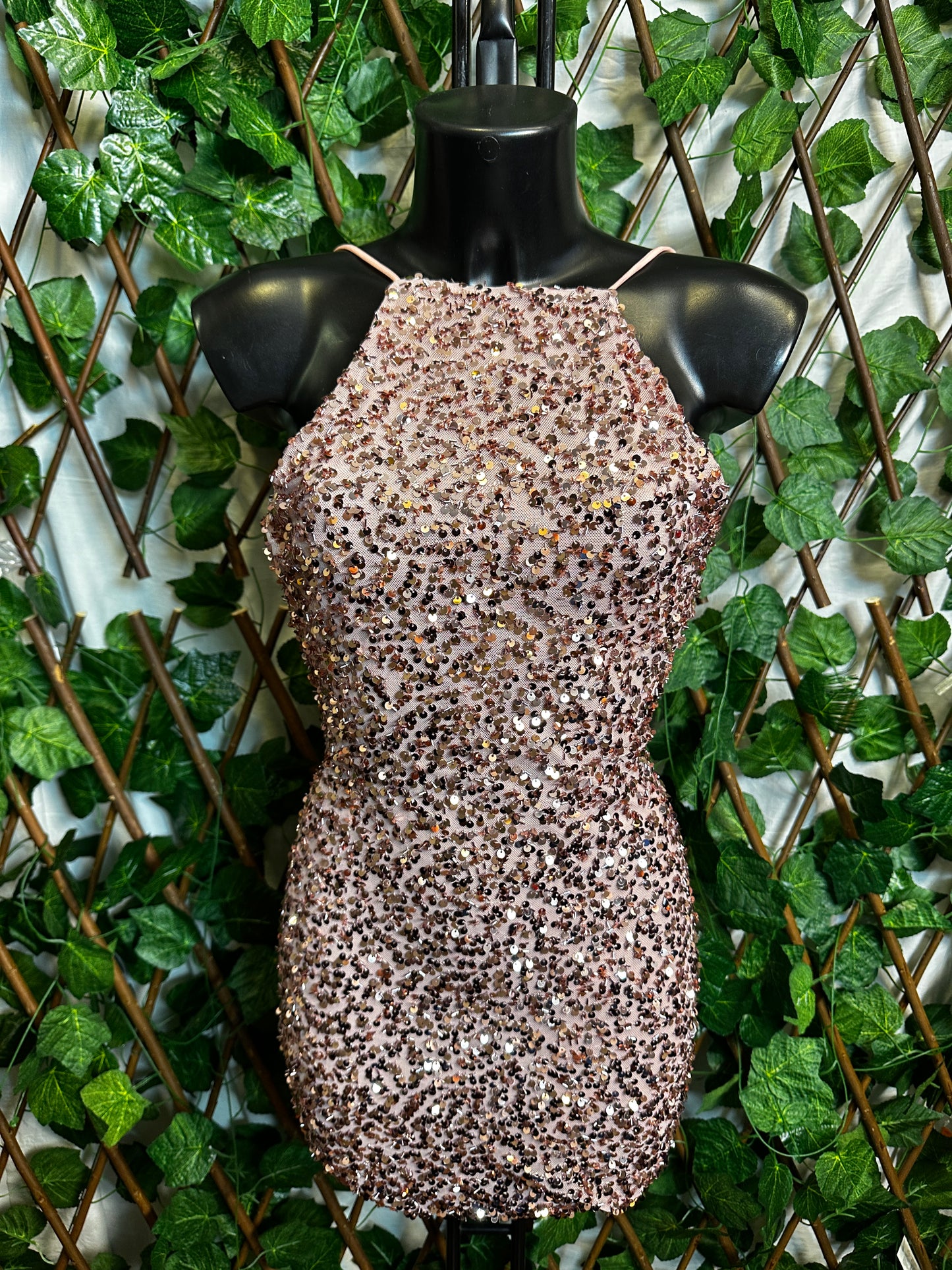 Modello paillettes: vestito corto con bretelle e la schiena scoperta