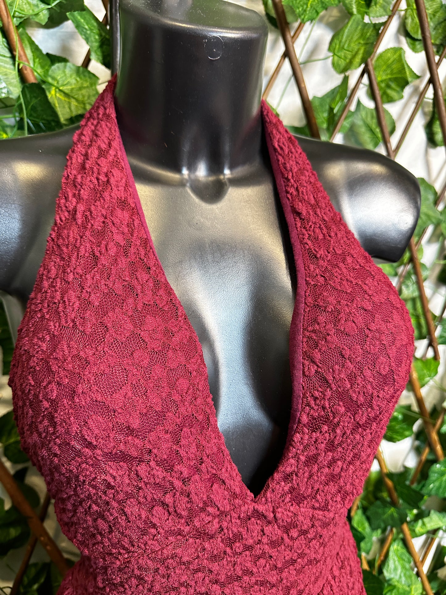 Crepe model: short dress with a deep neckline with cups and shorts