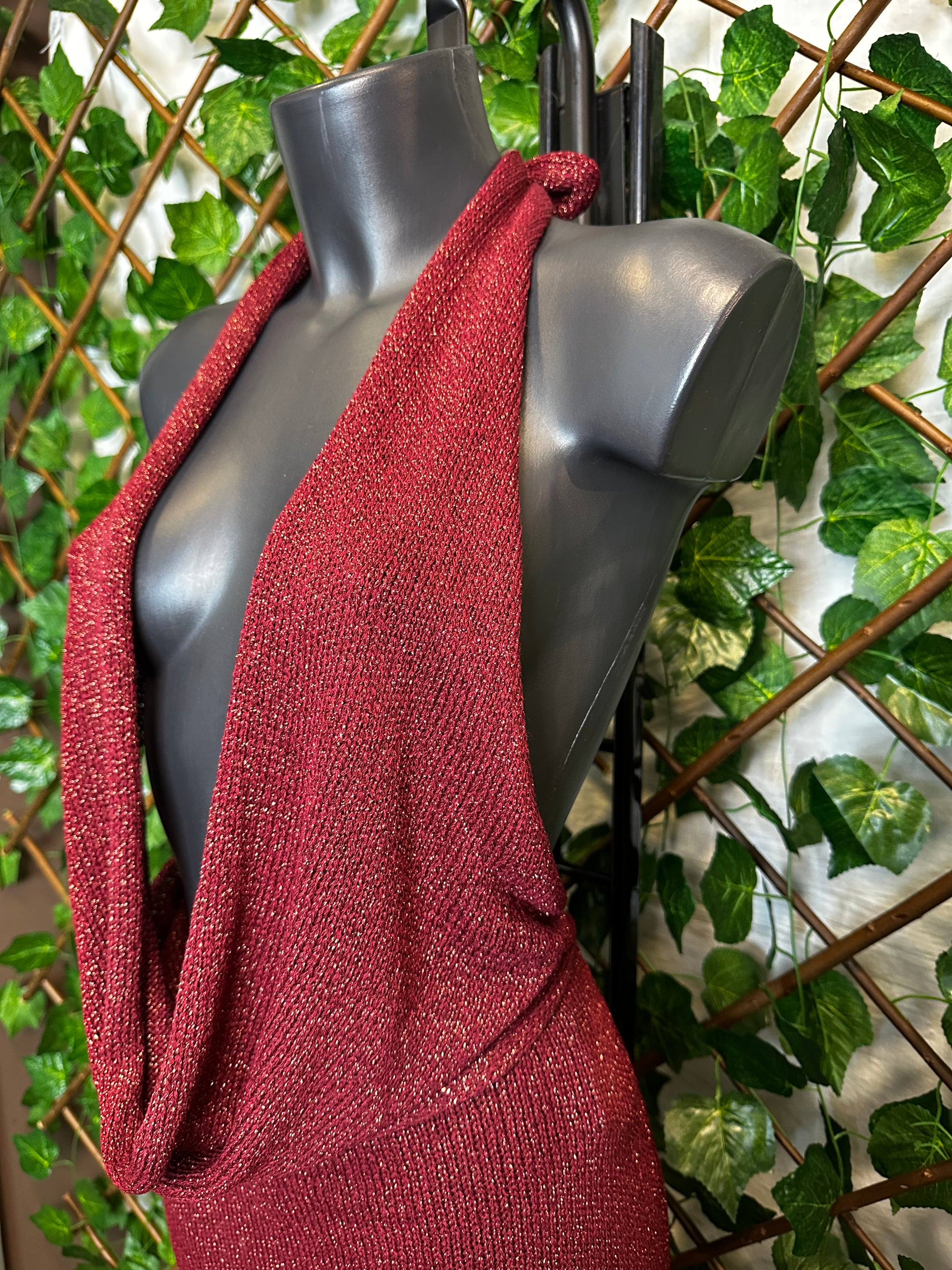 Vestito lungo estivo con la scollatura profonda e la schiena scoperta