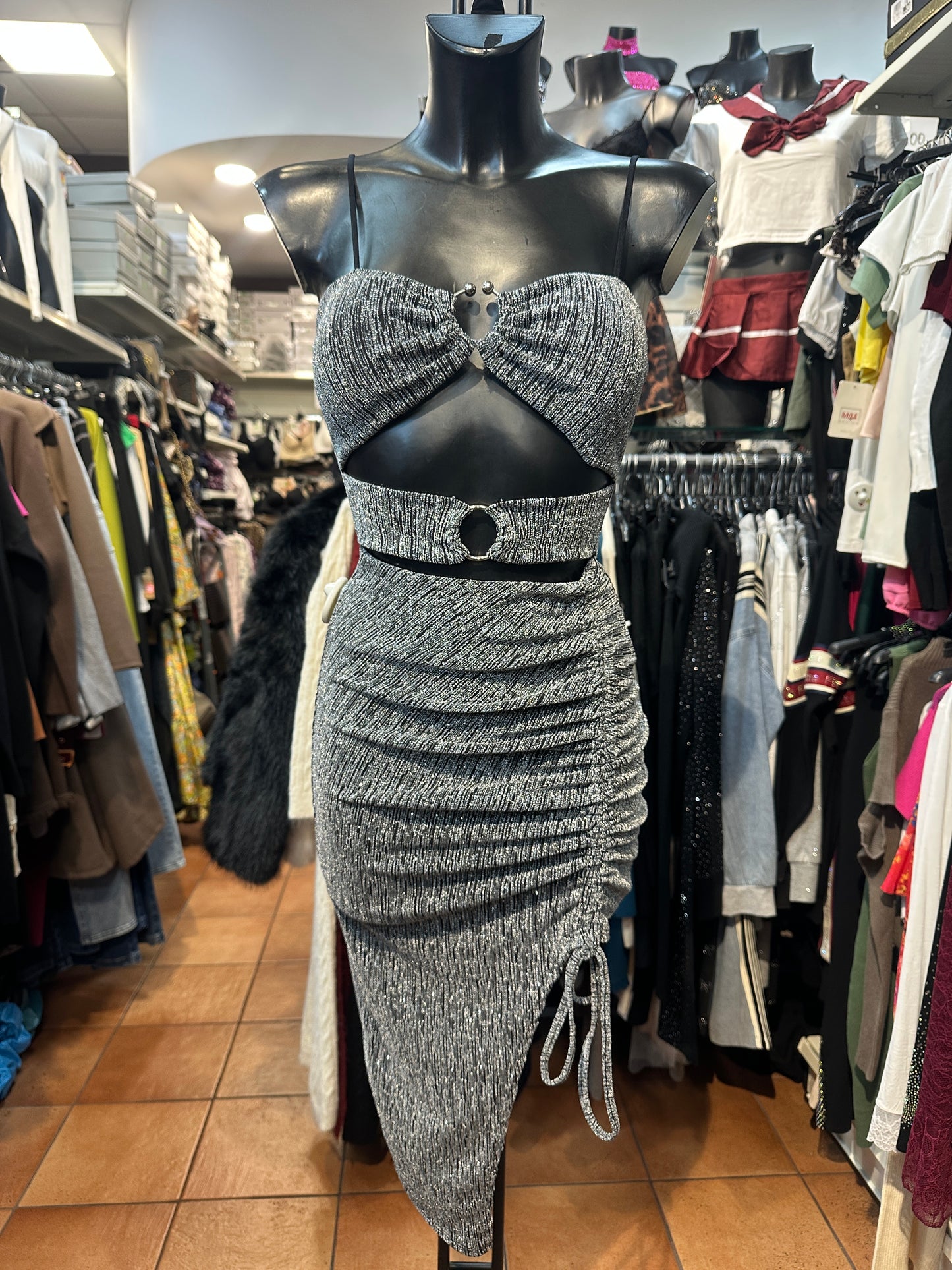 Mini-abito aderente cut-out con drappeggio e strass – CRIMINE PASSIONALE ❤️‍🔥💎