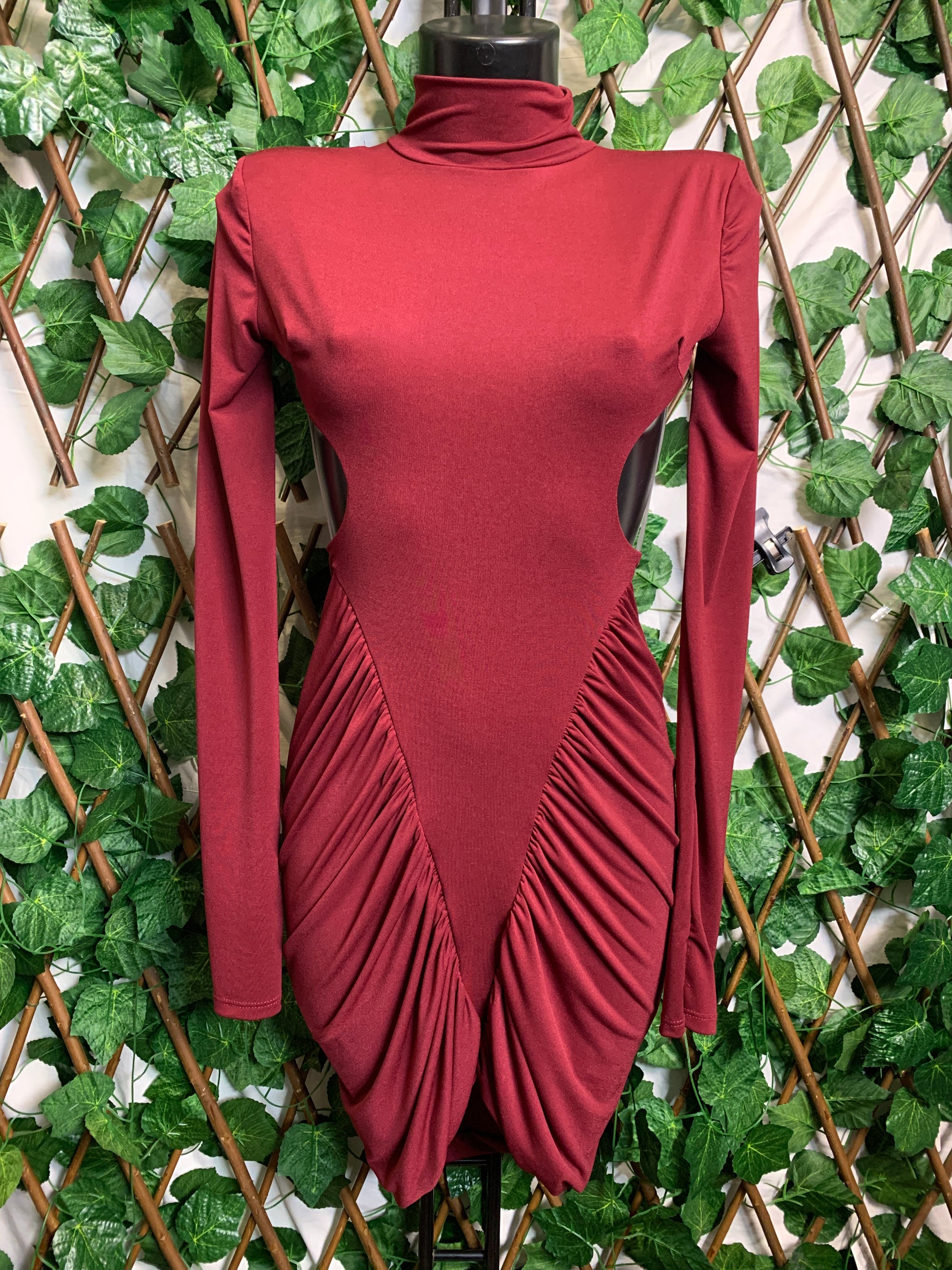 Vestito corto con collo alto e schiena scoperta