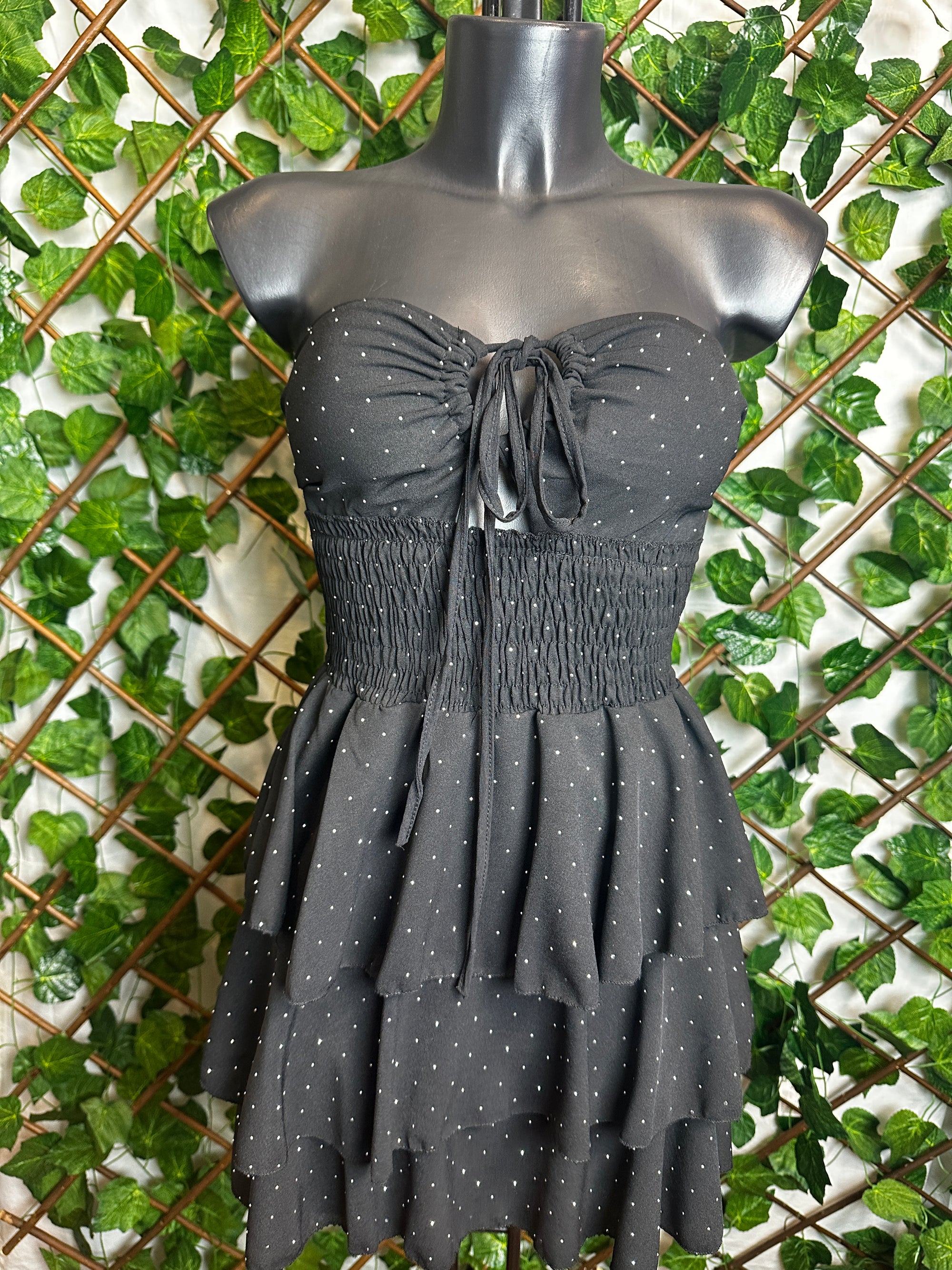 Vestito corto senza spalline, sotto svasato, con brillantini