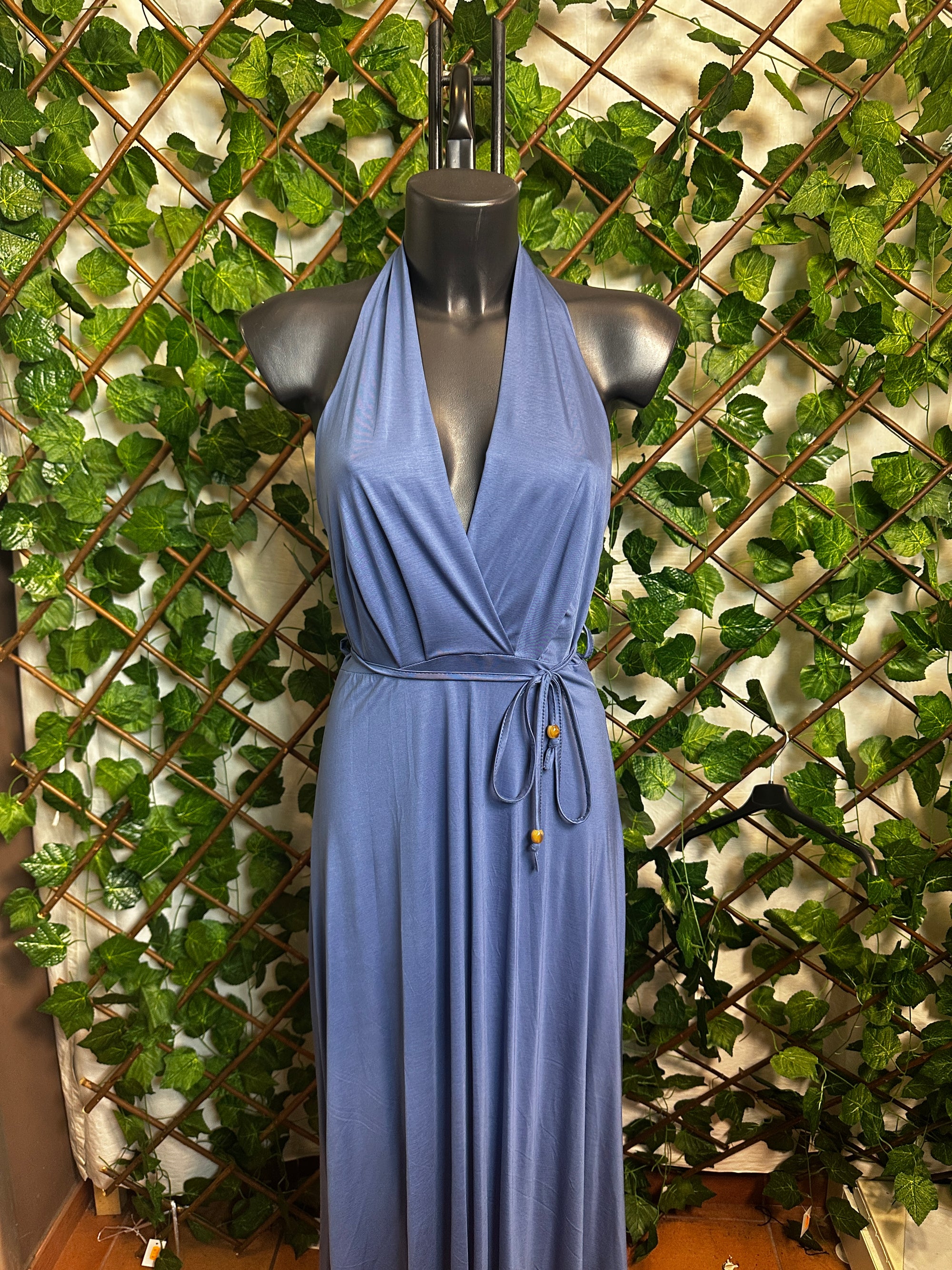 Vestito lungo elegante con cinturino e la schiena scoperta