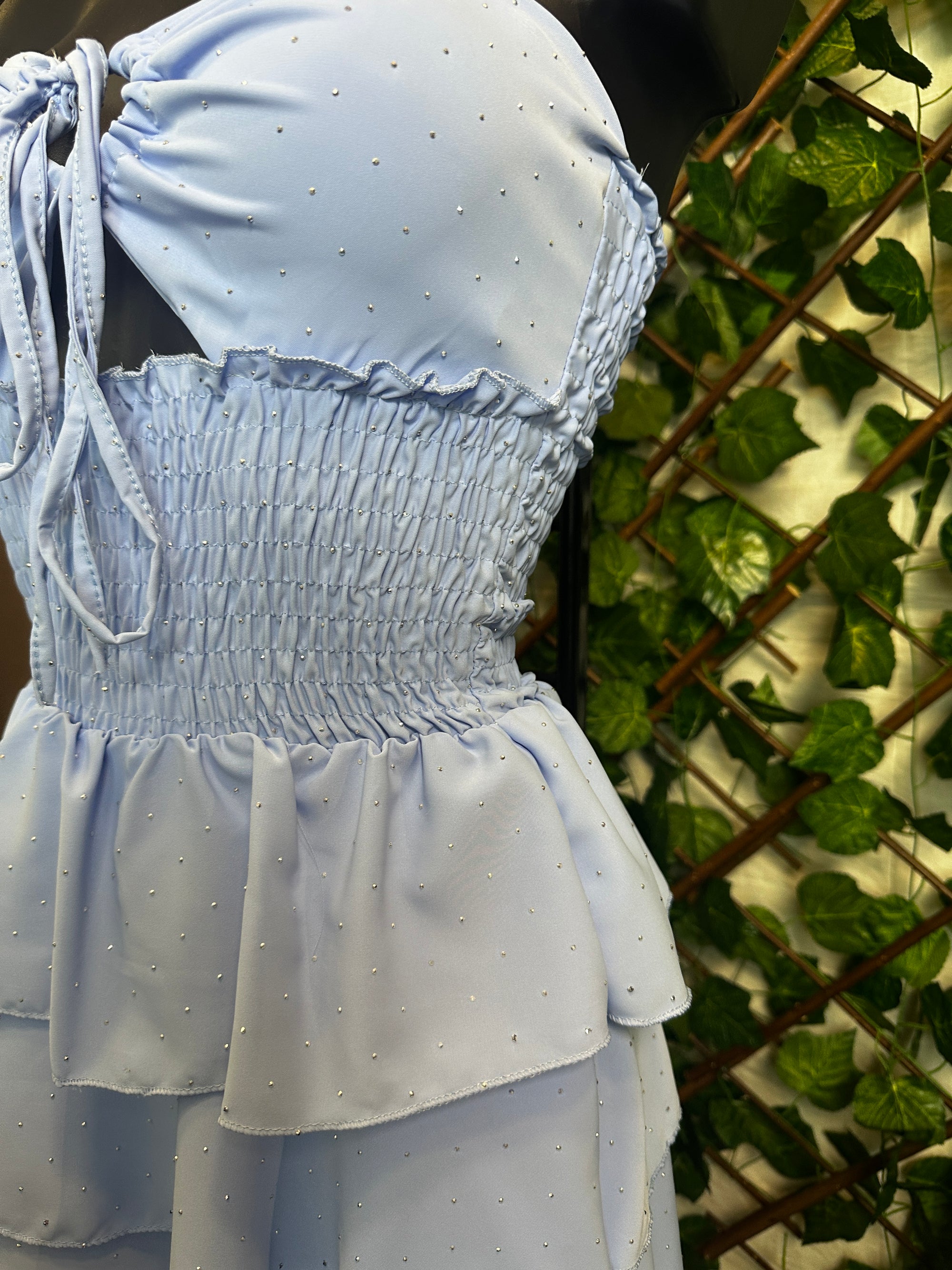 Vestito corto senza spalline, sotto svasato, con brillantini