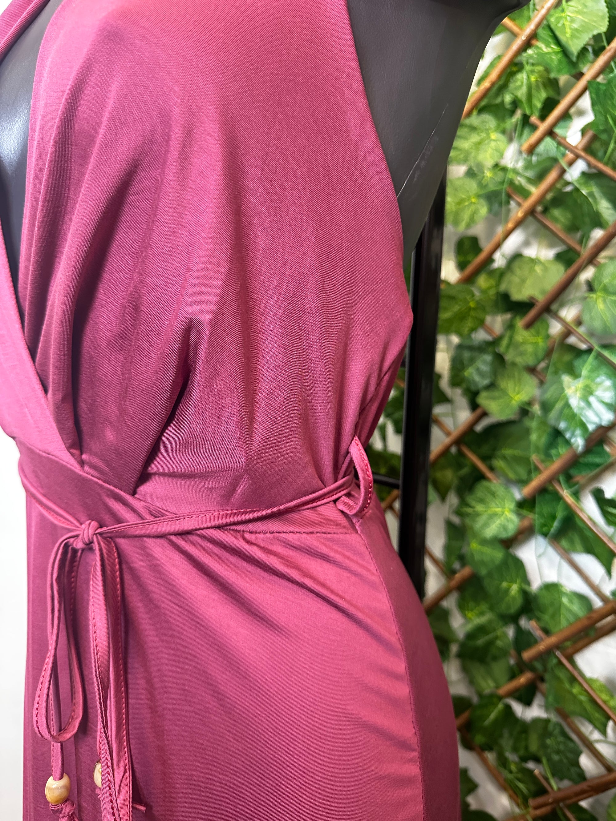 Vestito lungo elegante con cinturino e la schiena scoperta