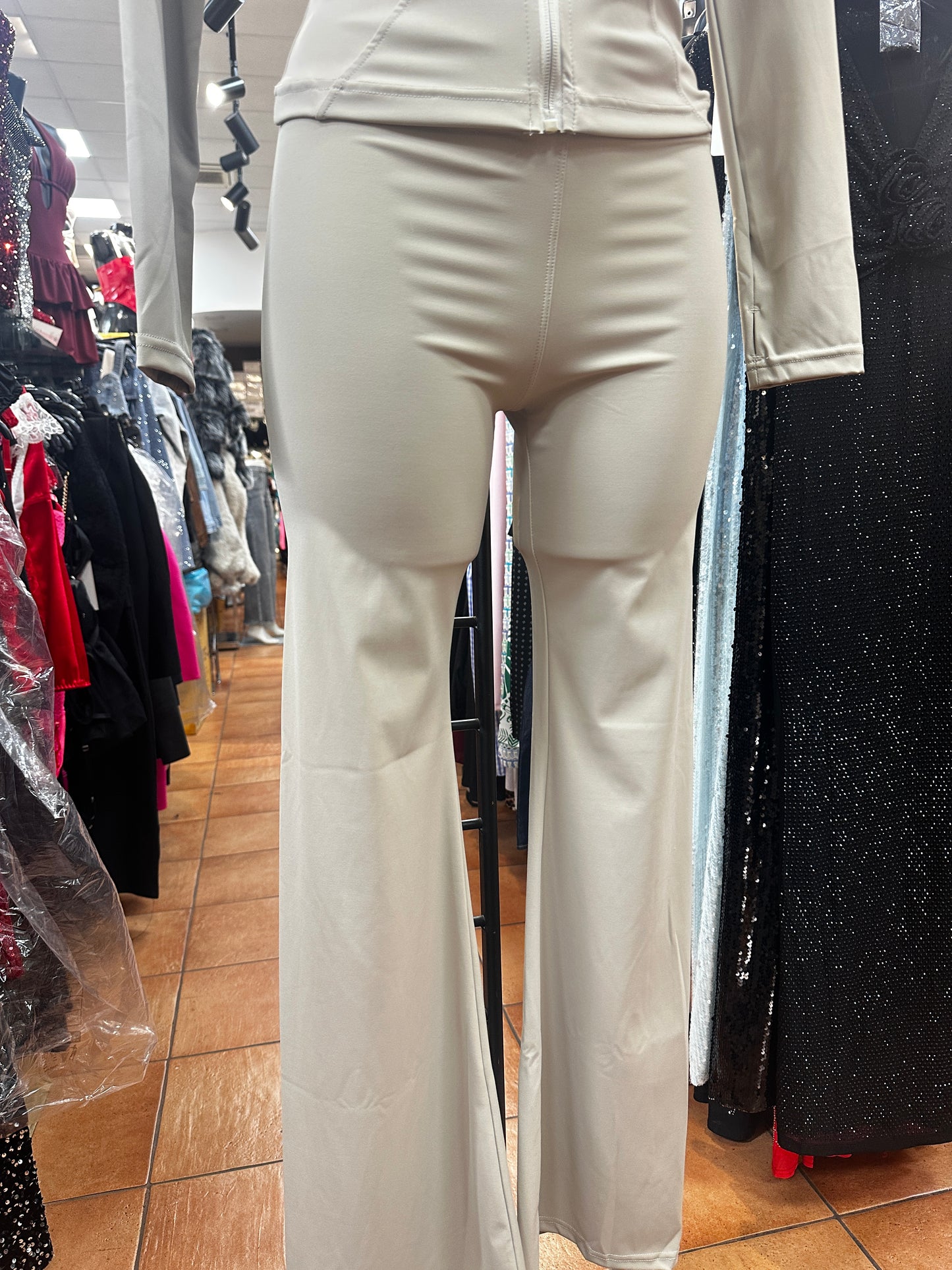 Completo sportivo con pantalone a zampa