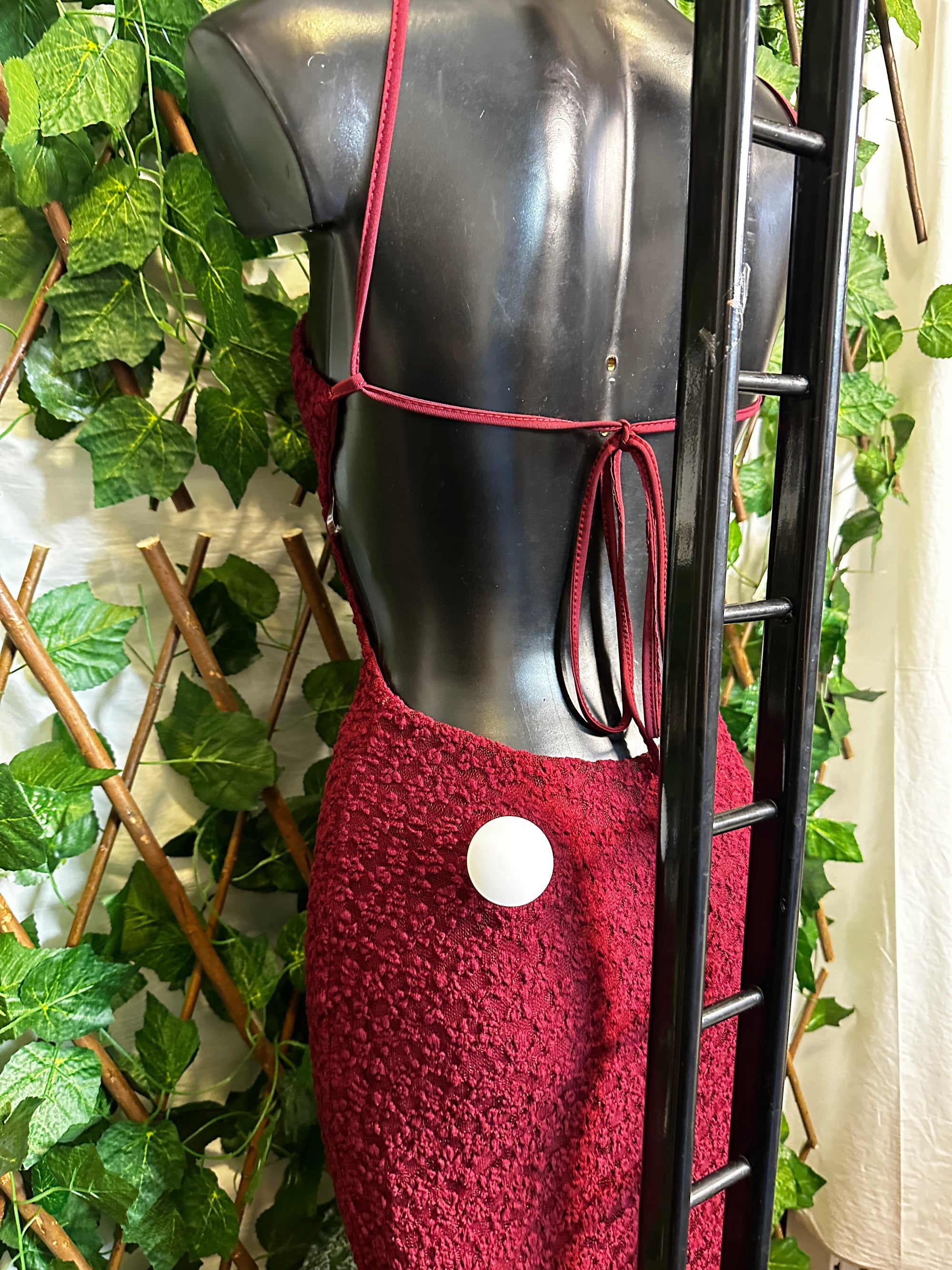 Modello crepe: vestito lungo con collo alto e schiena scoperta