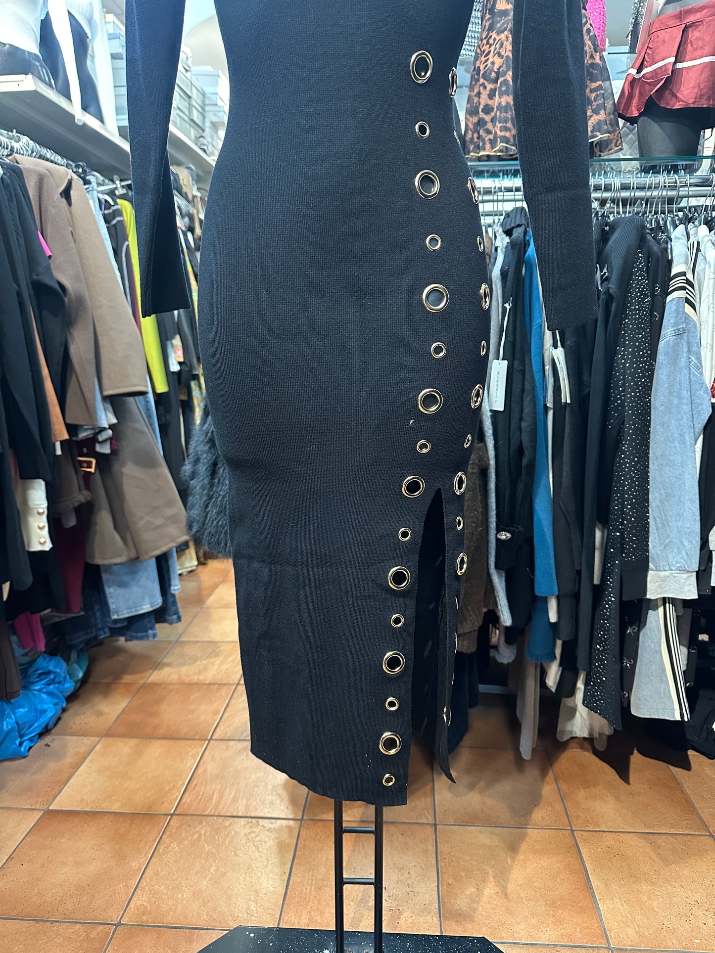 Abito midi aderente con occhielli dorati e spacco – GUERRIERA CHIC 🖤🔥