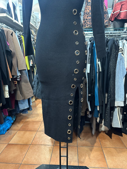 Abito midi aderente con occhielli dorati e spacco – GUERRIERA CHIC 🖤🔥