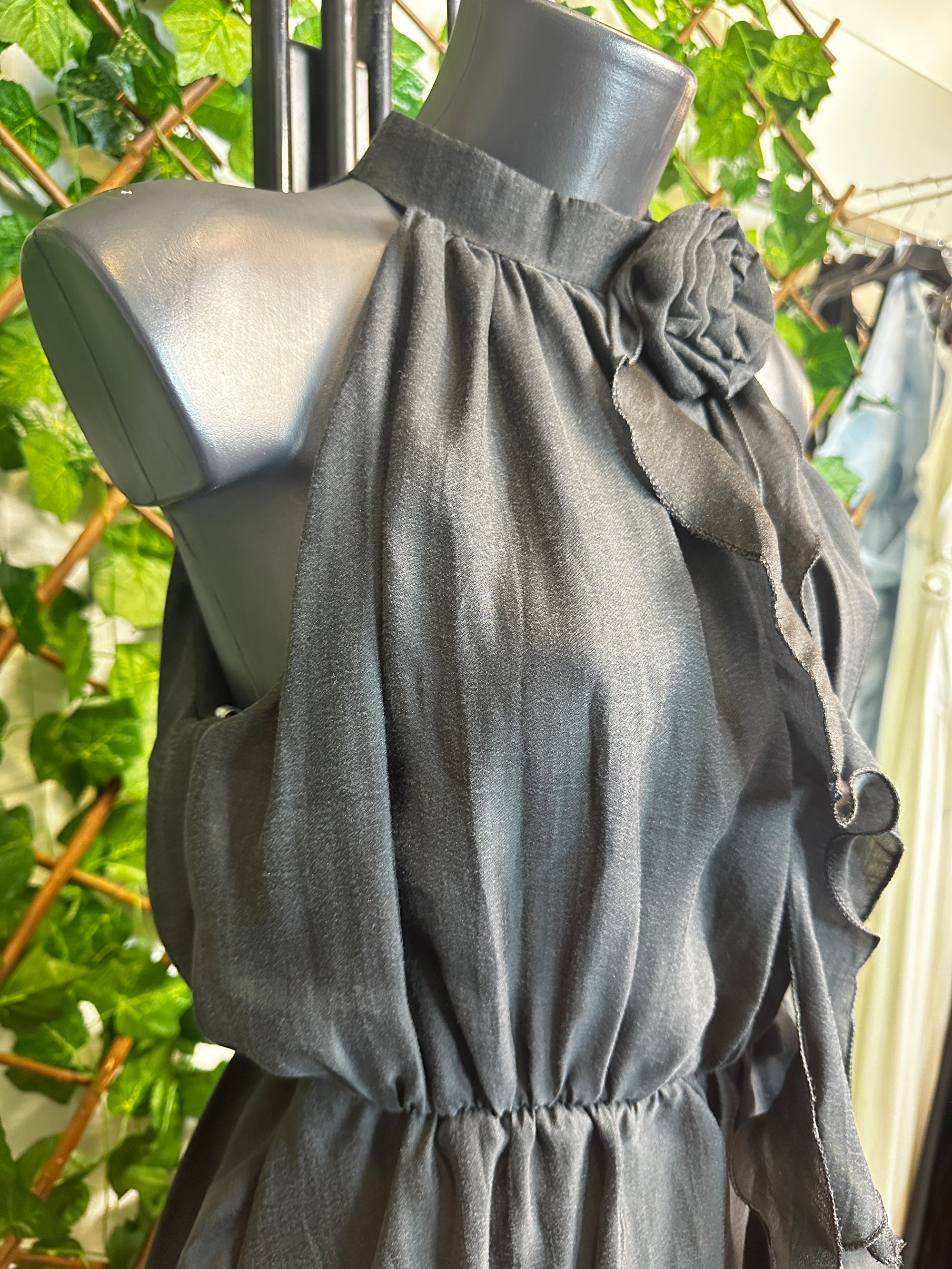 Vestito corto con dettaglio fiore