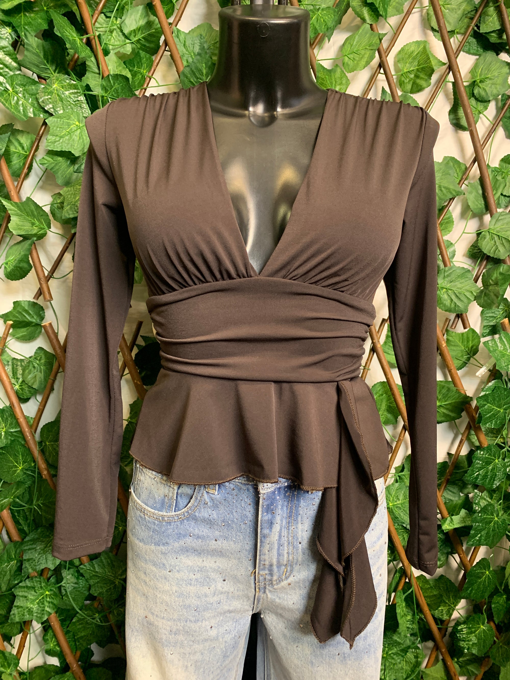 Top con balze a scollatura V