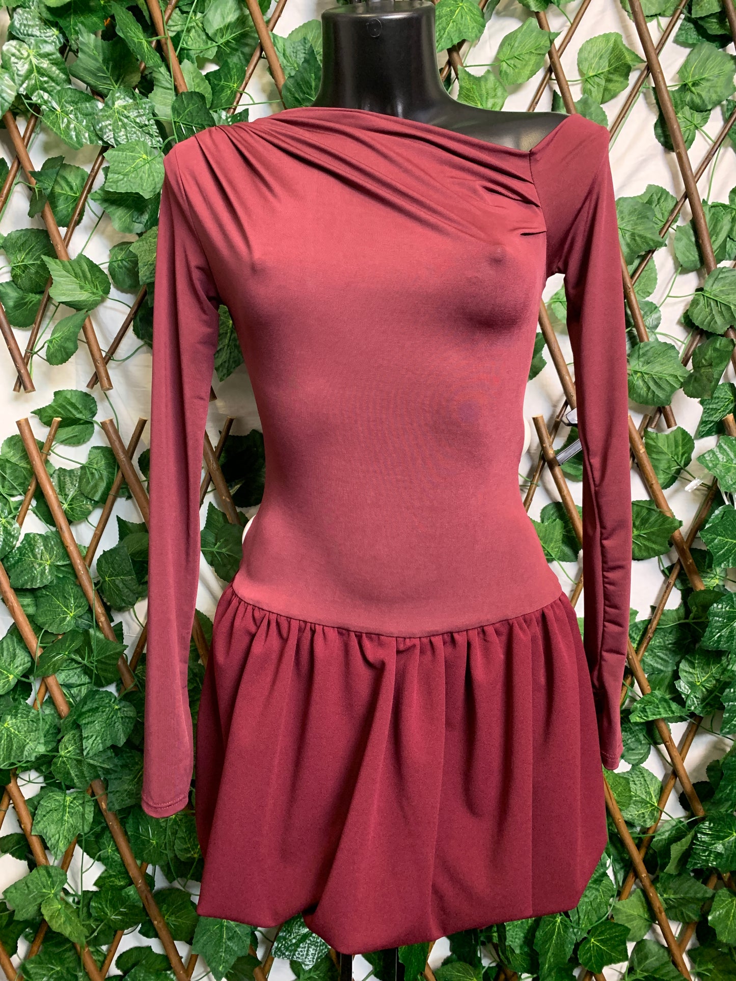 Vestito corto asimmetrico con gonna palloncino