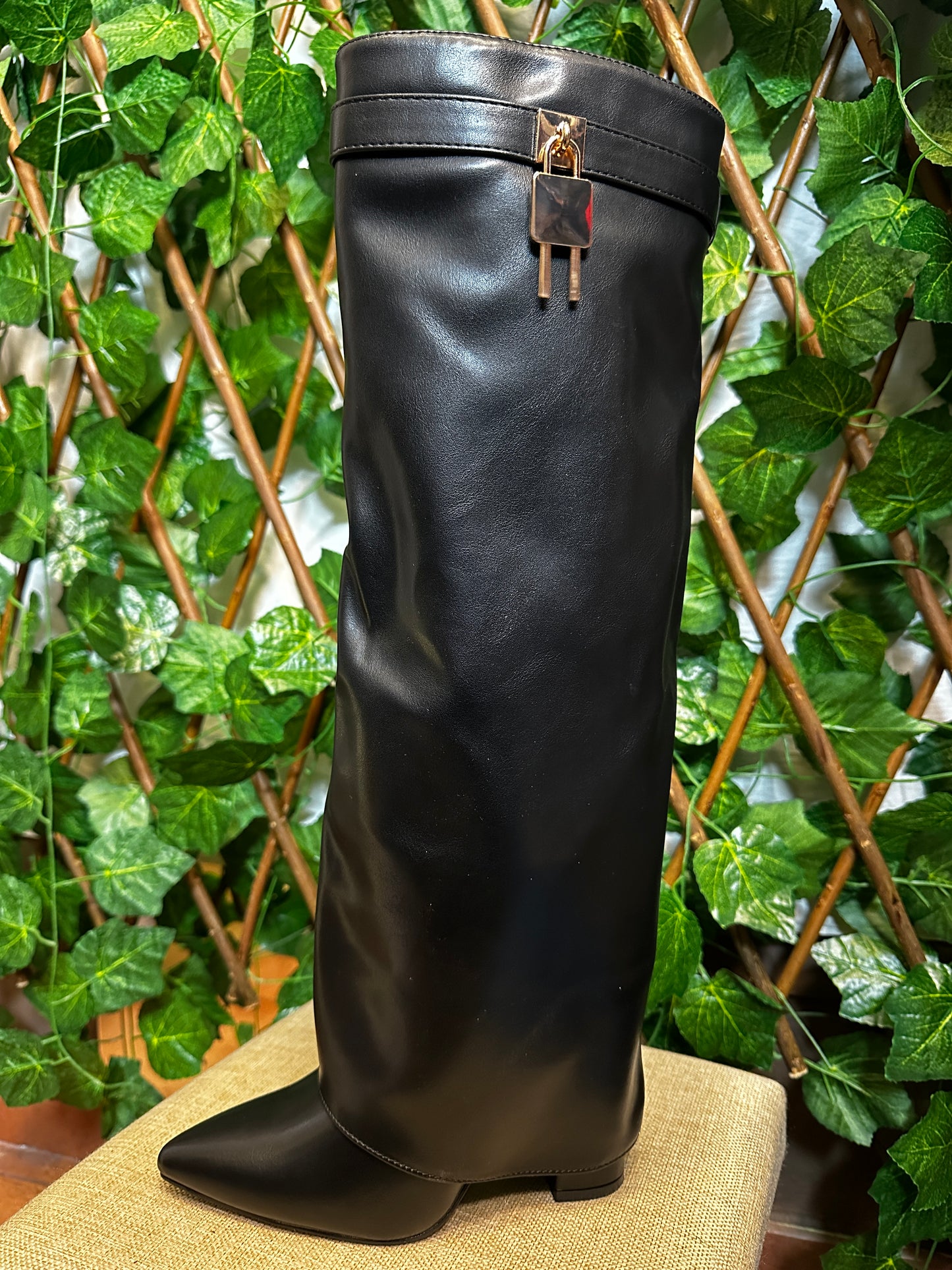 Stivale alto con lucchetto speciale (tacco 9.5cm)