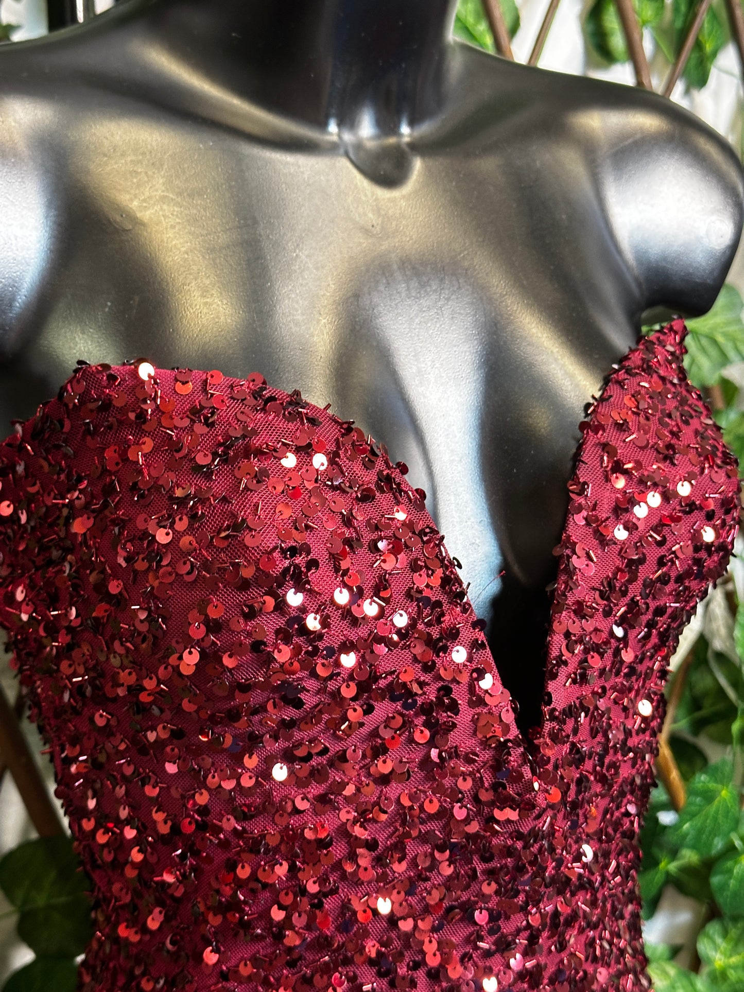 Modello paillettes: vestito corto con la scollatura speciale