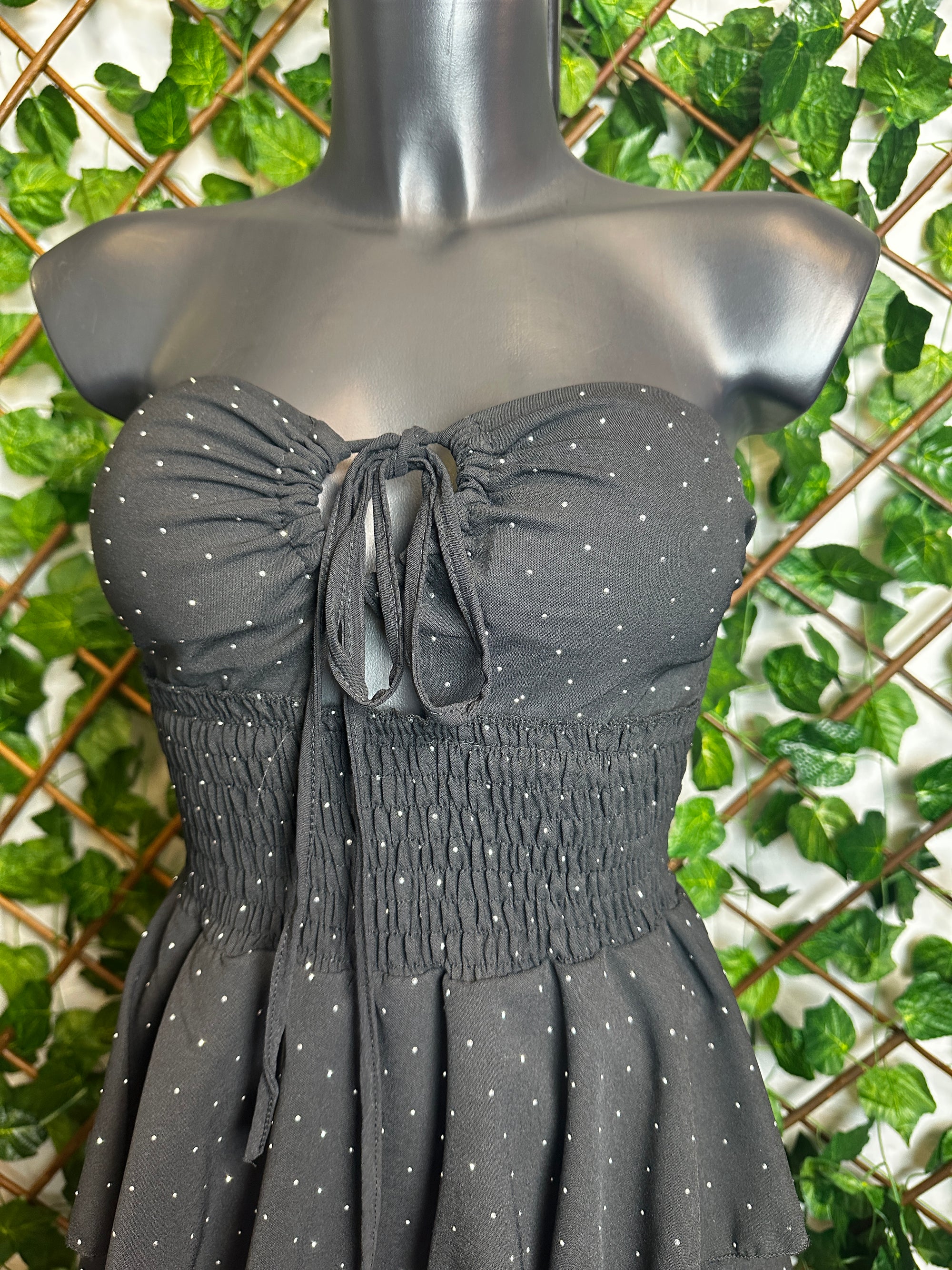 Vestito corto senza spalline, sotto svasato, con brillantini