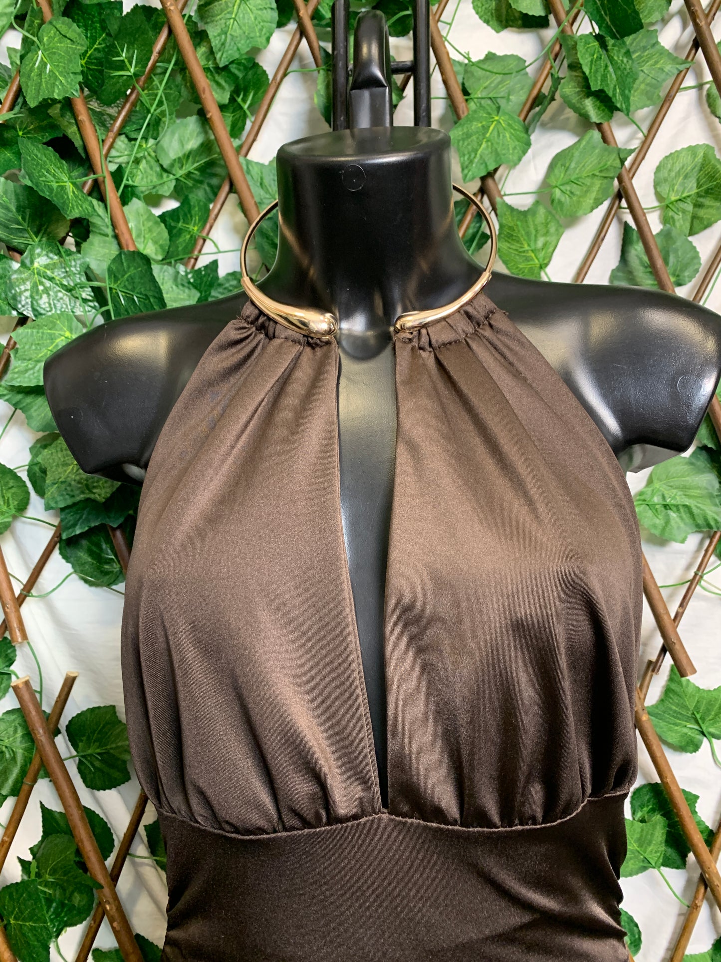 Vestito lungo con dettagli dorato e arricciatura sui fianchi