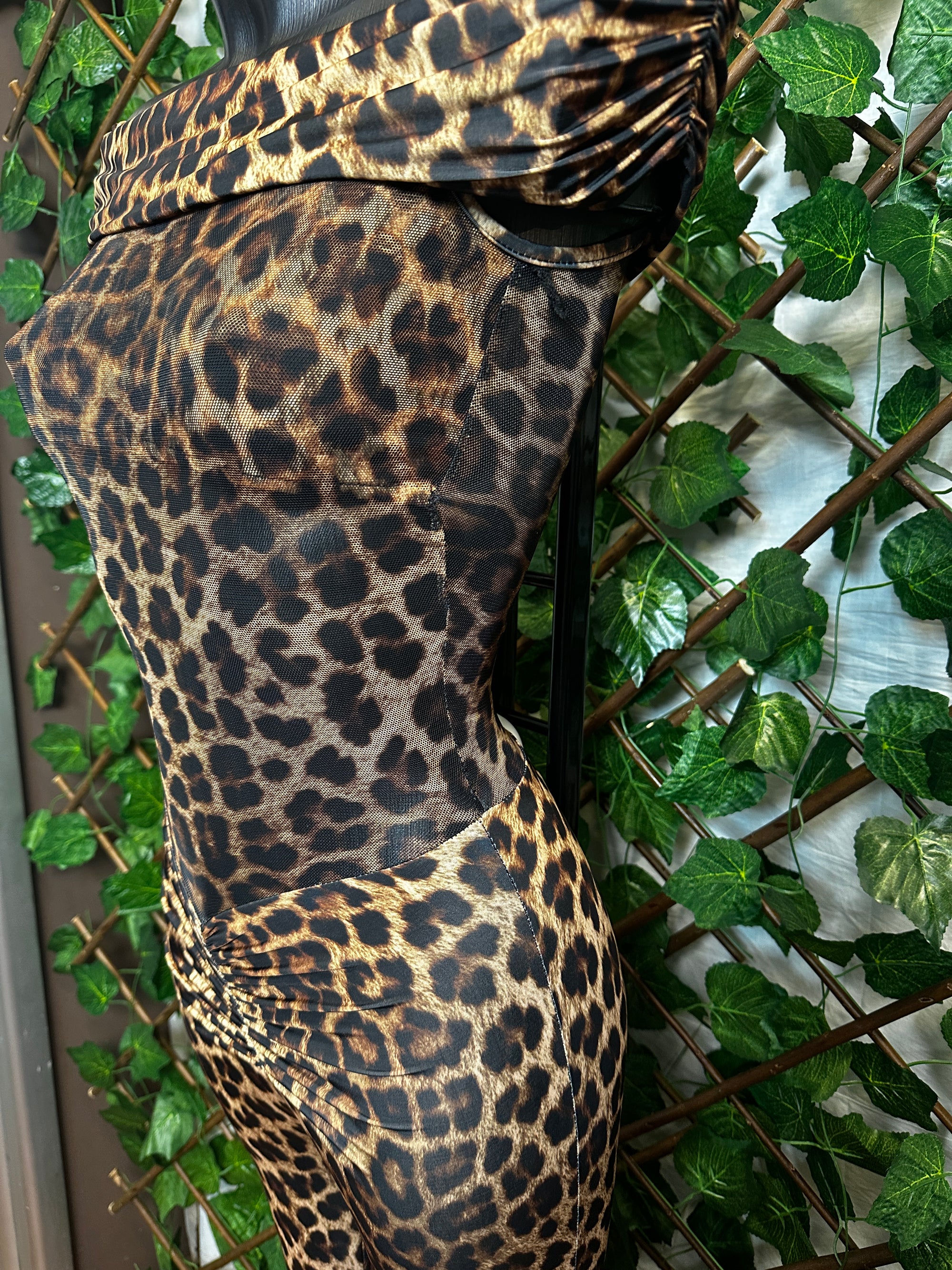 Tutina lunga leopardata con la schiena scoperta