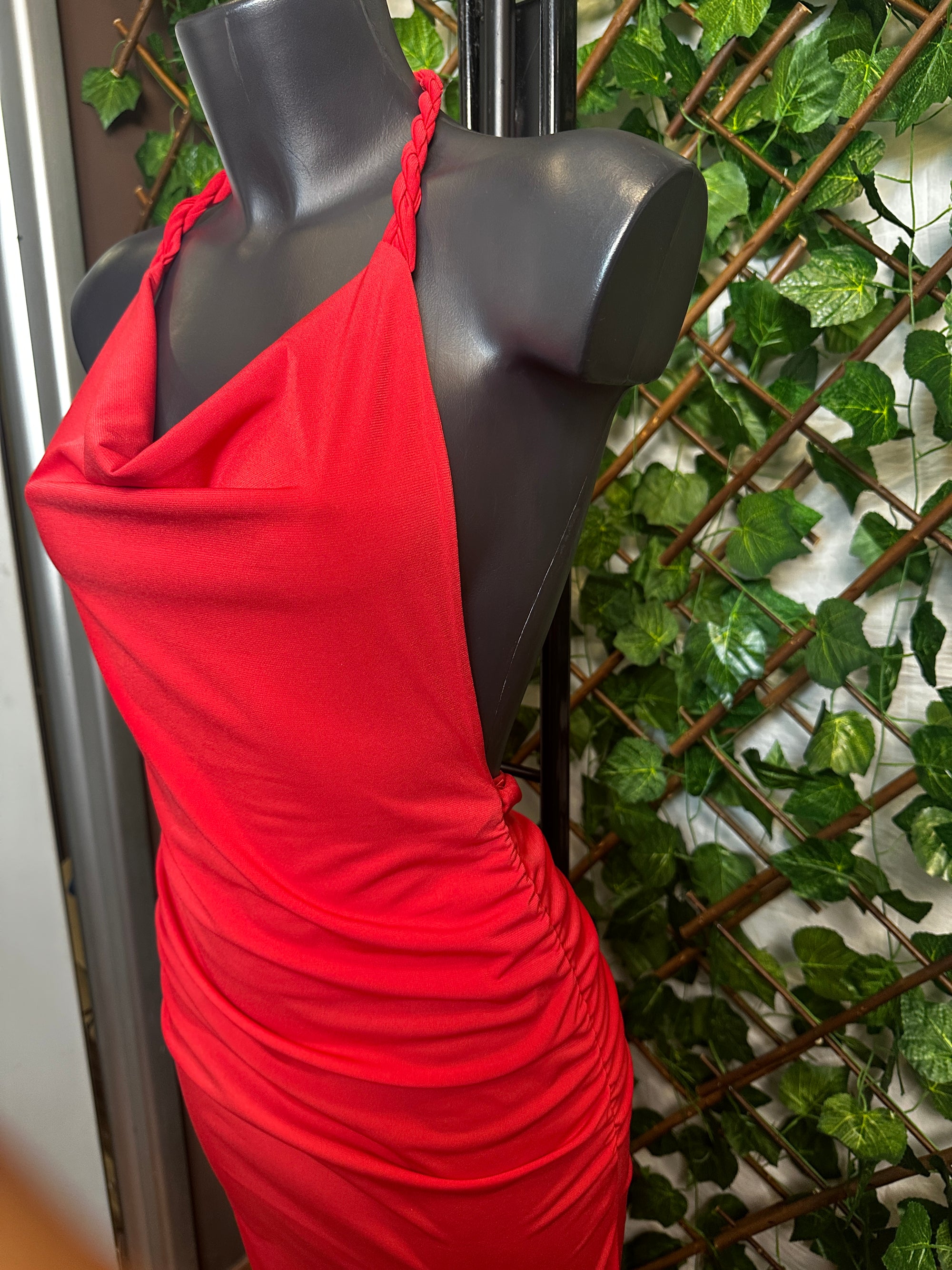 Vestito lungo con la corda sul collo, la schiena scoperta e arricciatura sui lati