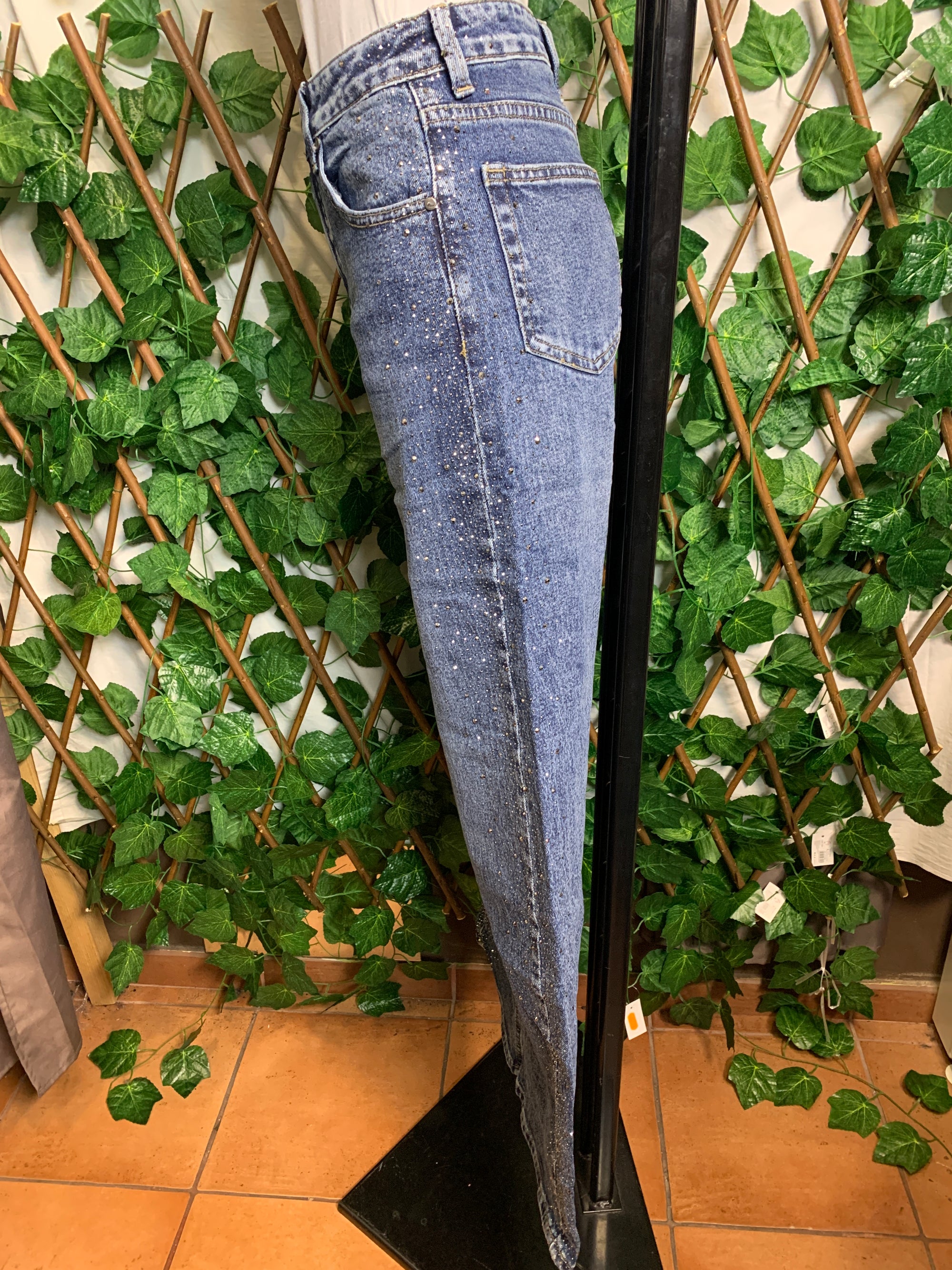 Jeans con brillantini sui fianchi