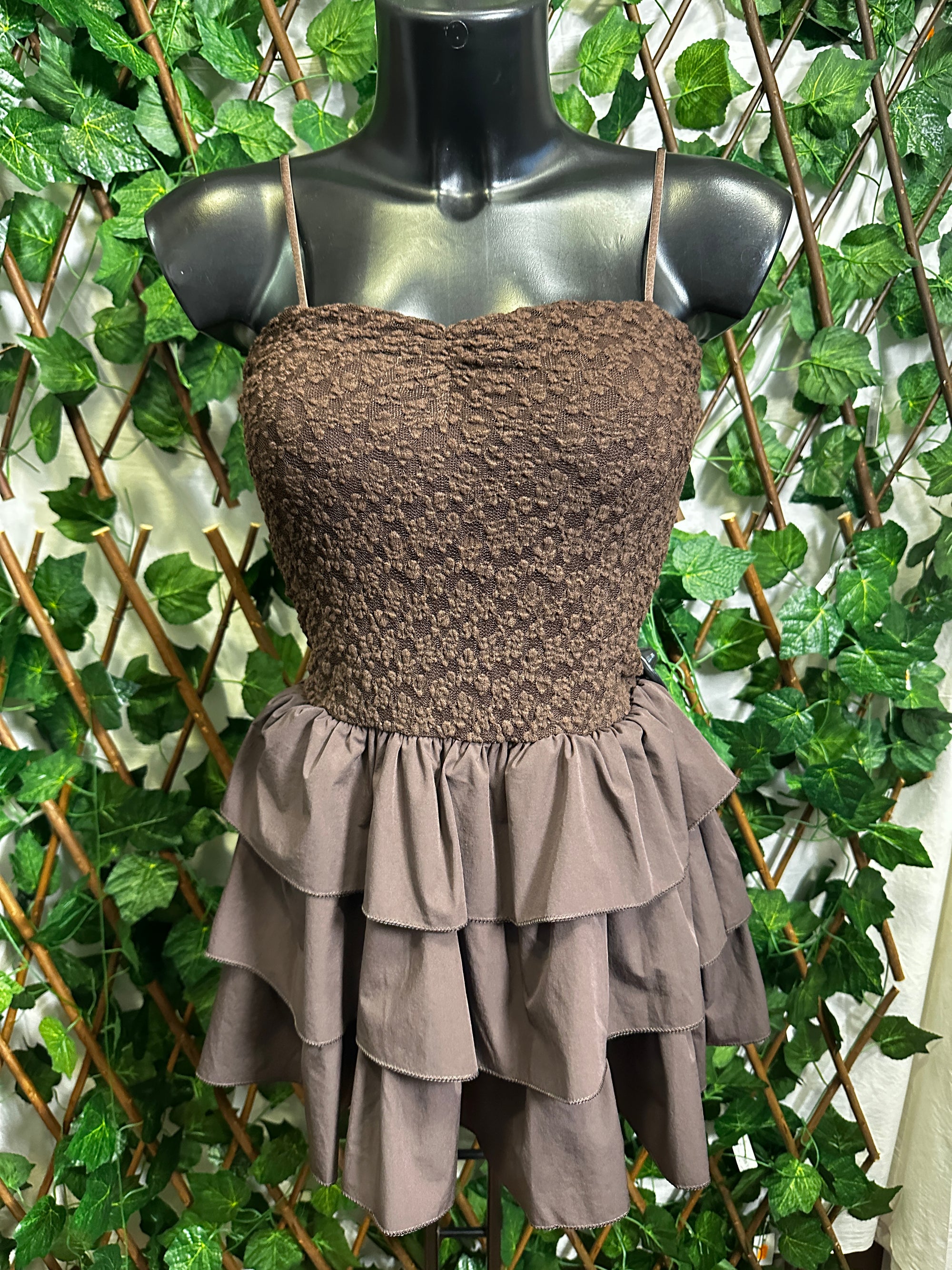 Modello crepe: vestito corto con la gonna svasata e bretelle regolabile | taglia unica