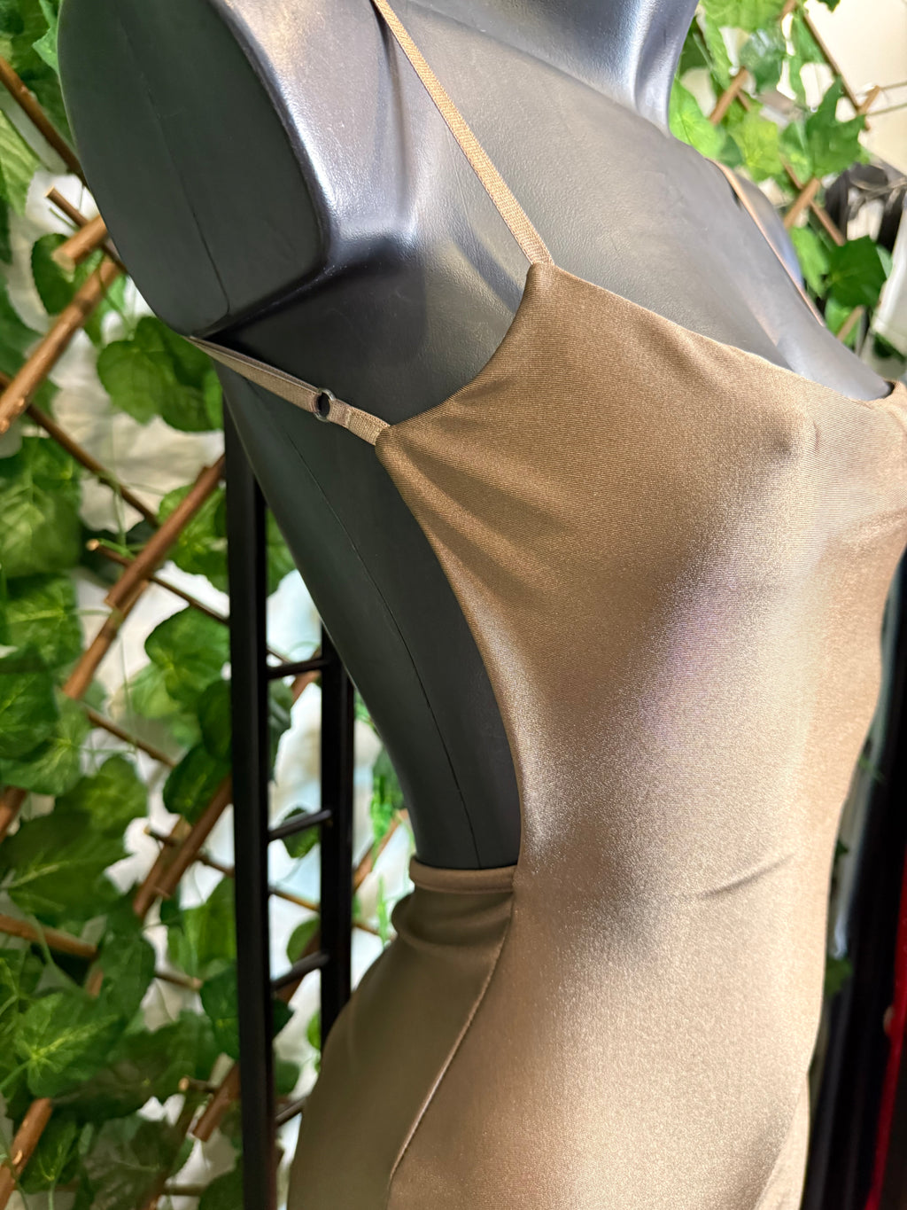 Vestito corto dietro scoperto con arricciatura
