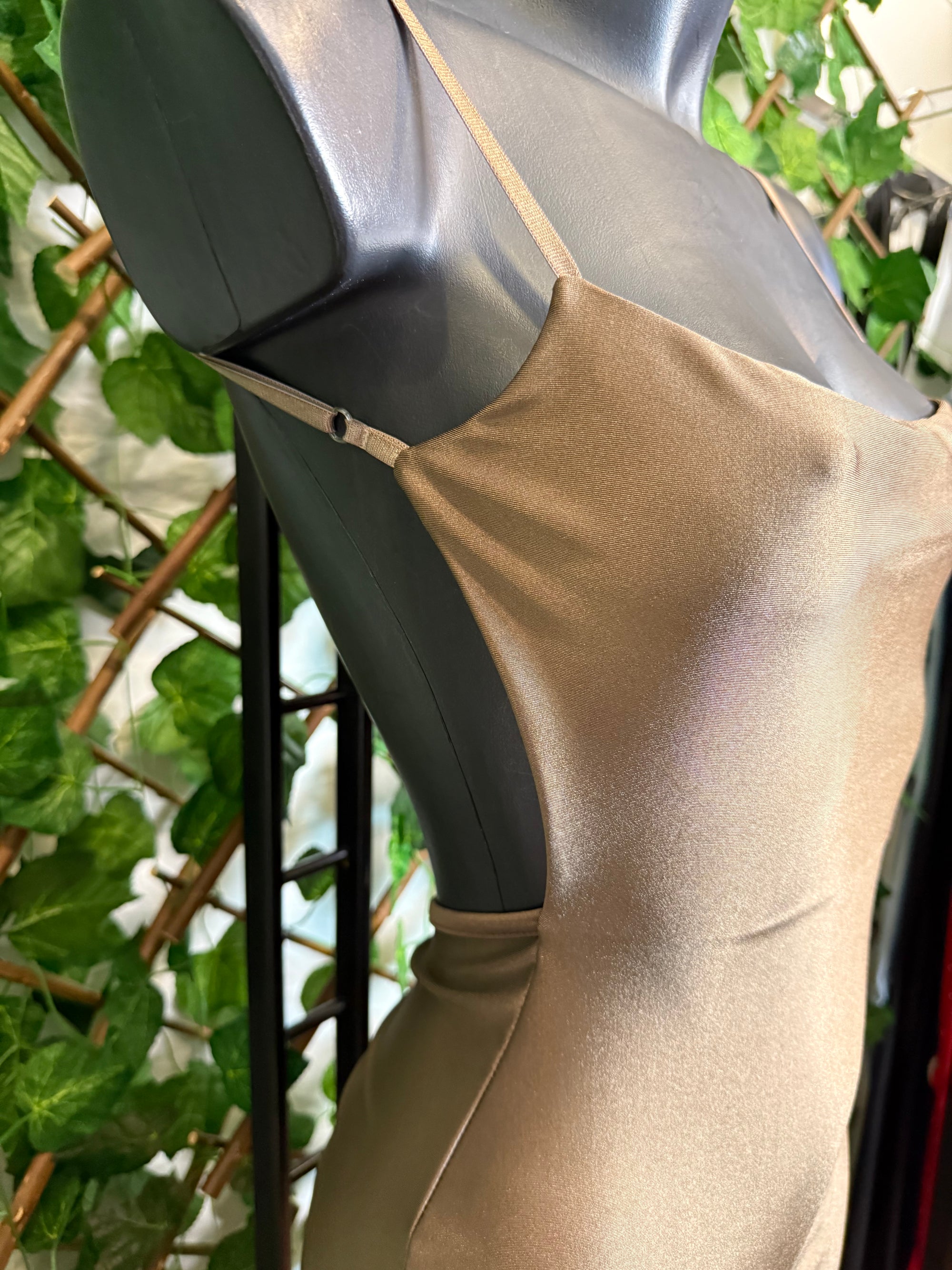 Vestito corto dietro scoperto con arricciatura