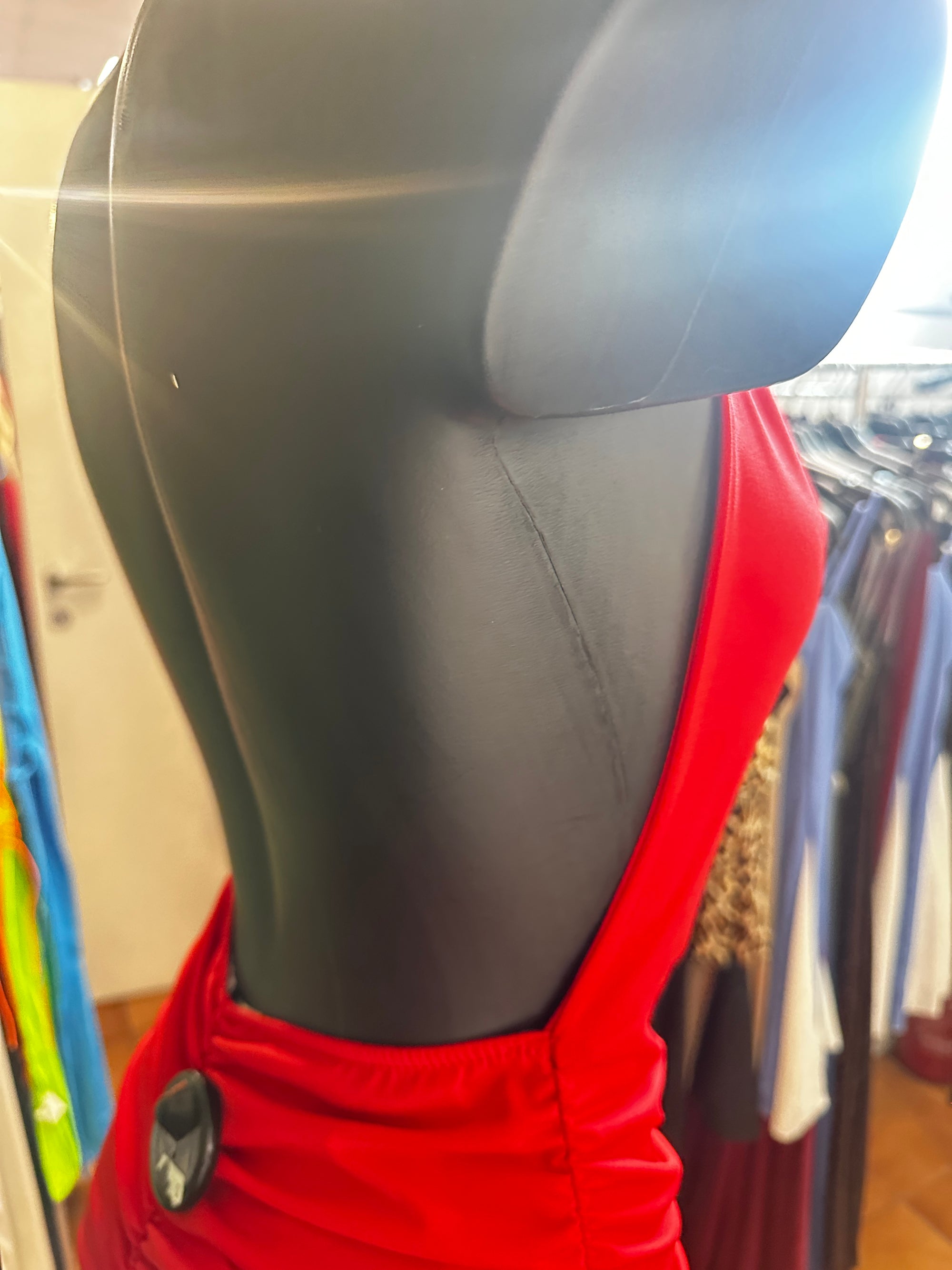 Vestito lungo con la corda sul collo, la schiena scoperta e arricciatura sui lati