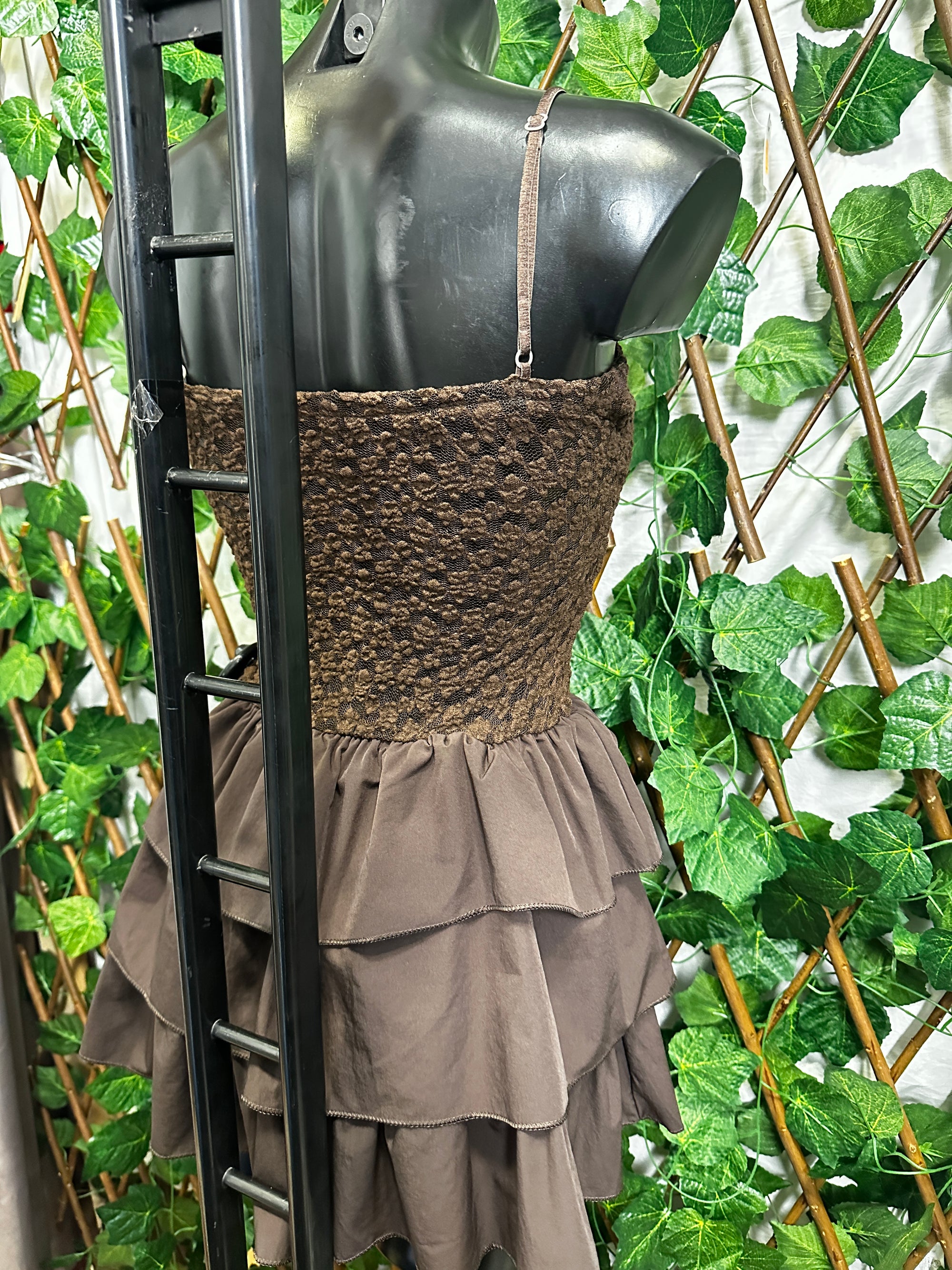 Modello crepe: vestito corto con la gonna svasata e bretelle regolabile | taglia unica