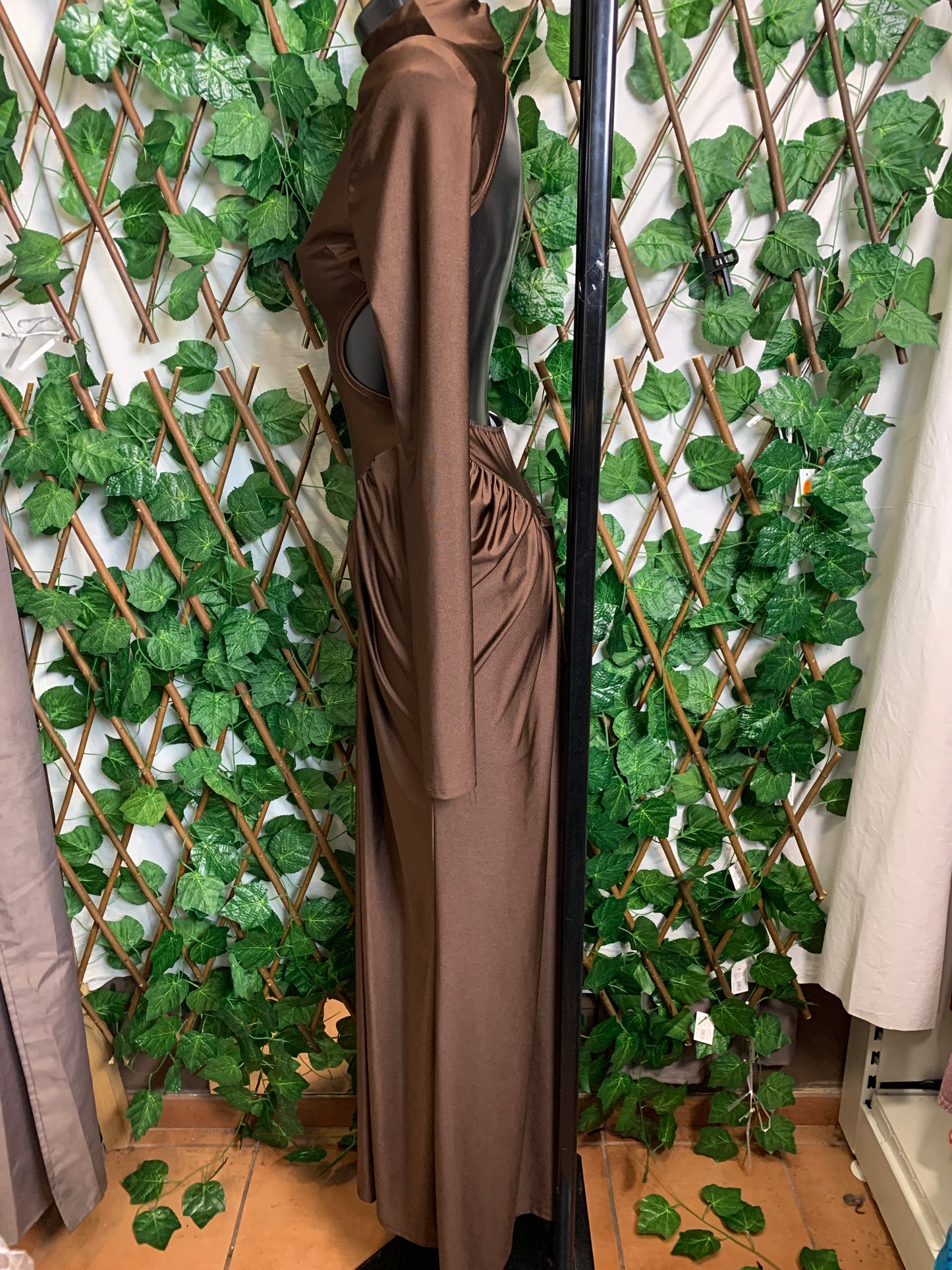 Vestito lungo con spalla imbottita e schiena scoperta