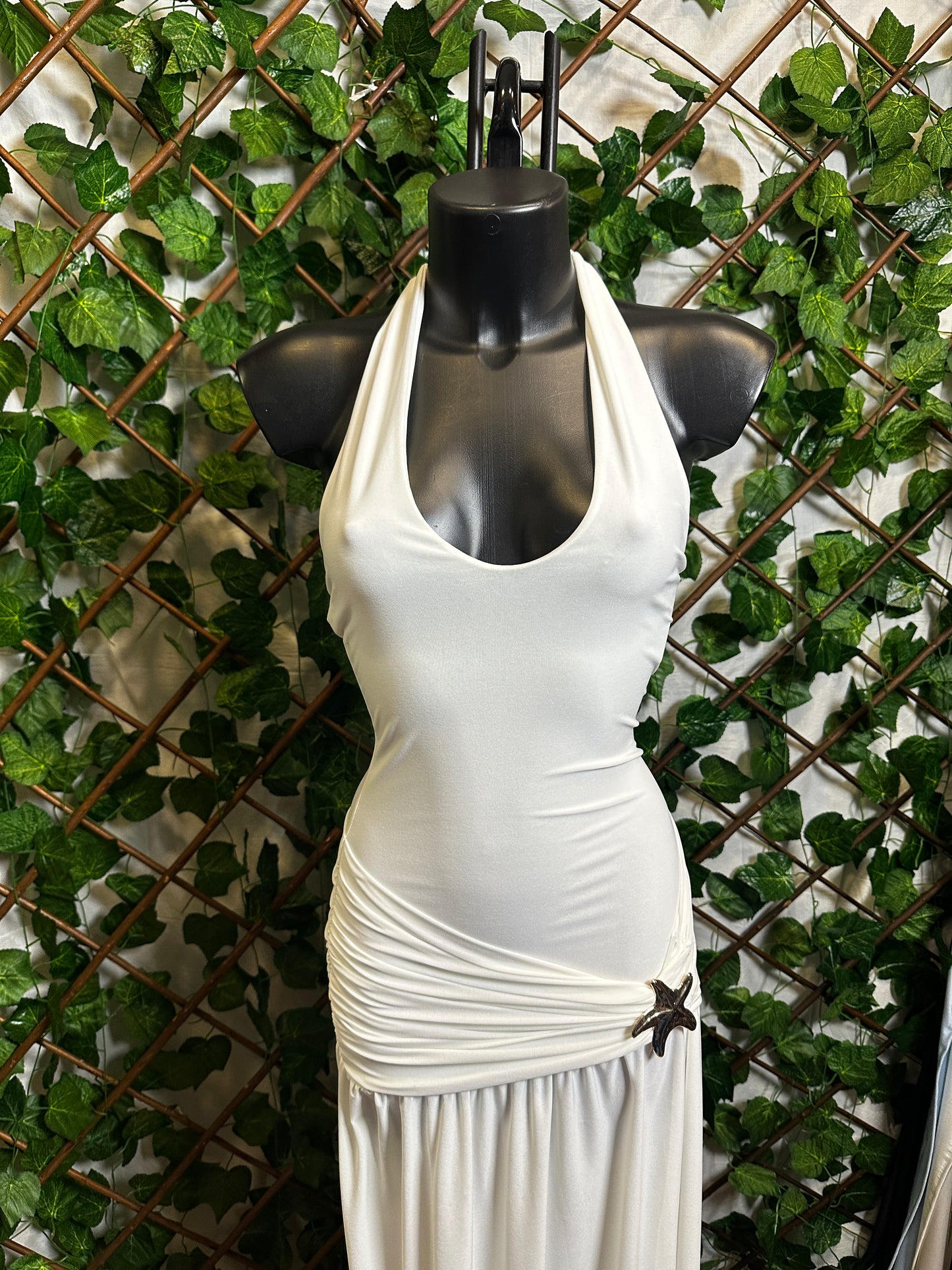 Vestito lungo con laccio sul collo, dettaglio stella marina e lo spacco sul lato sinistro