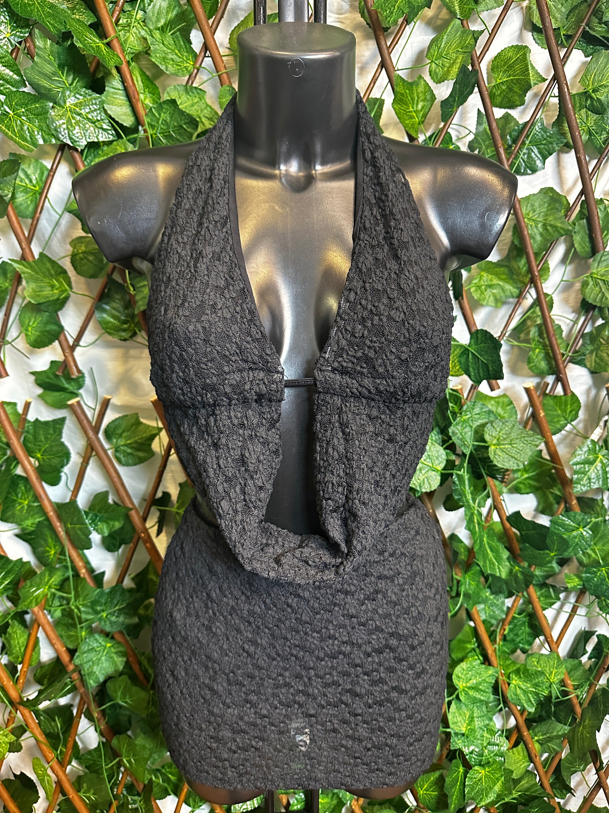 Modello crepe: vestito corto con la scollatura profonda le lacci sul collo e schiena | taglia unica