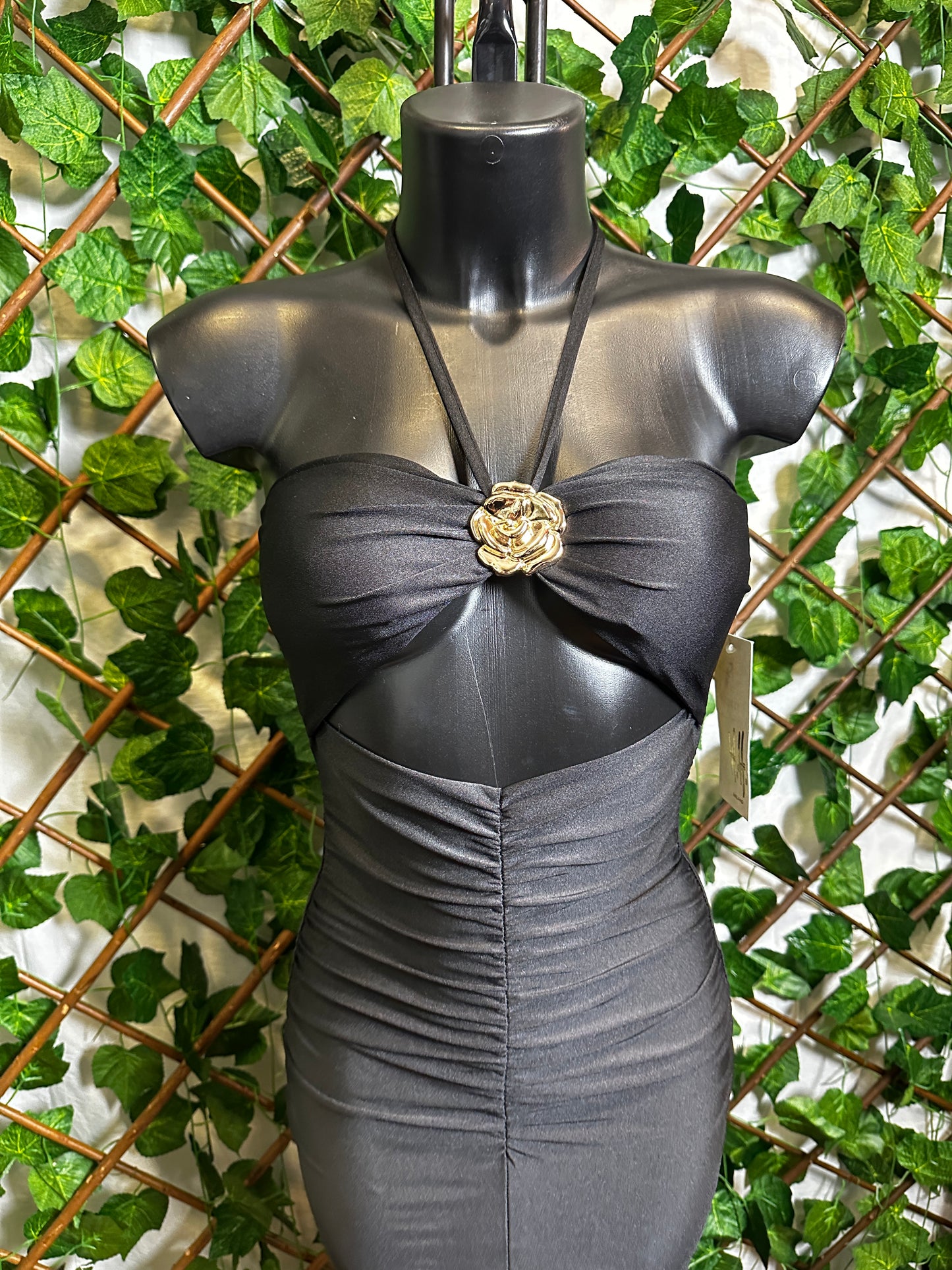 Vestito lungo con dettaglio fiore dorato e arricciatura sulla parte avanti