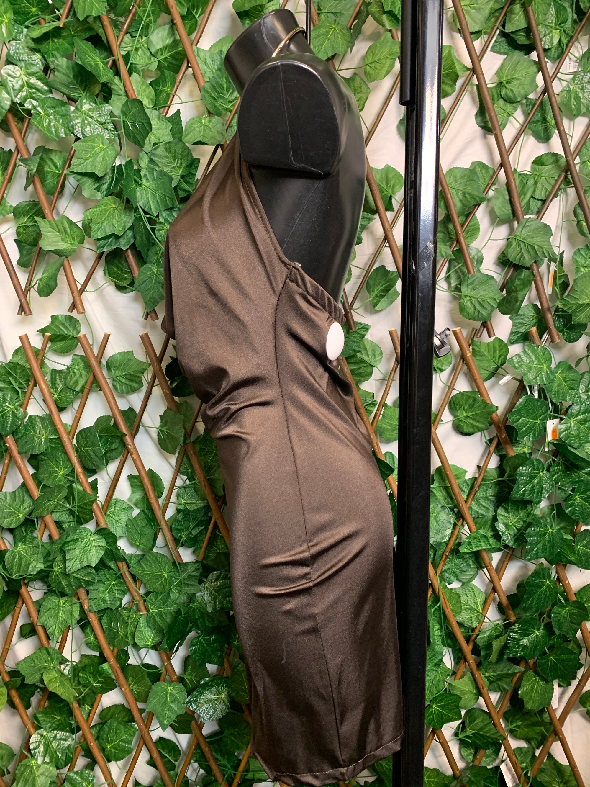 Vestito corto con dettaglio oro a collana