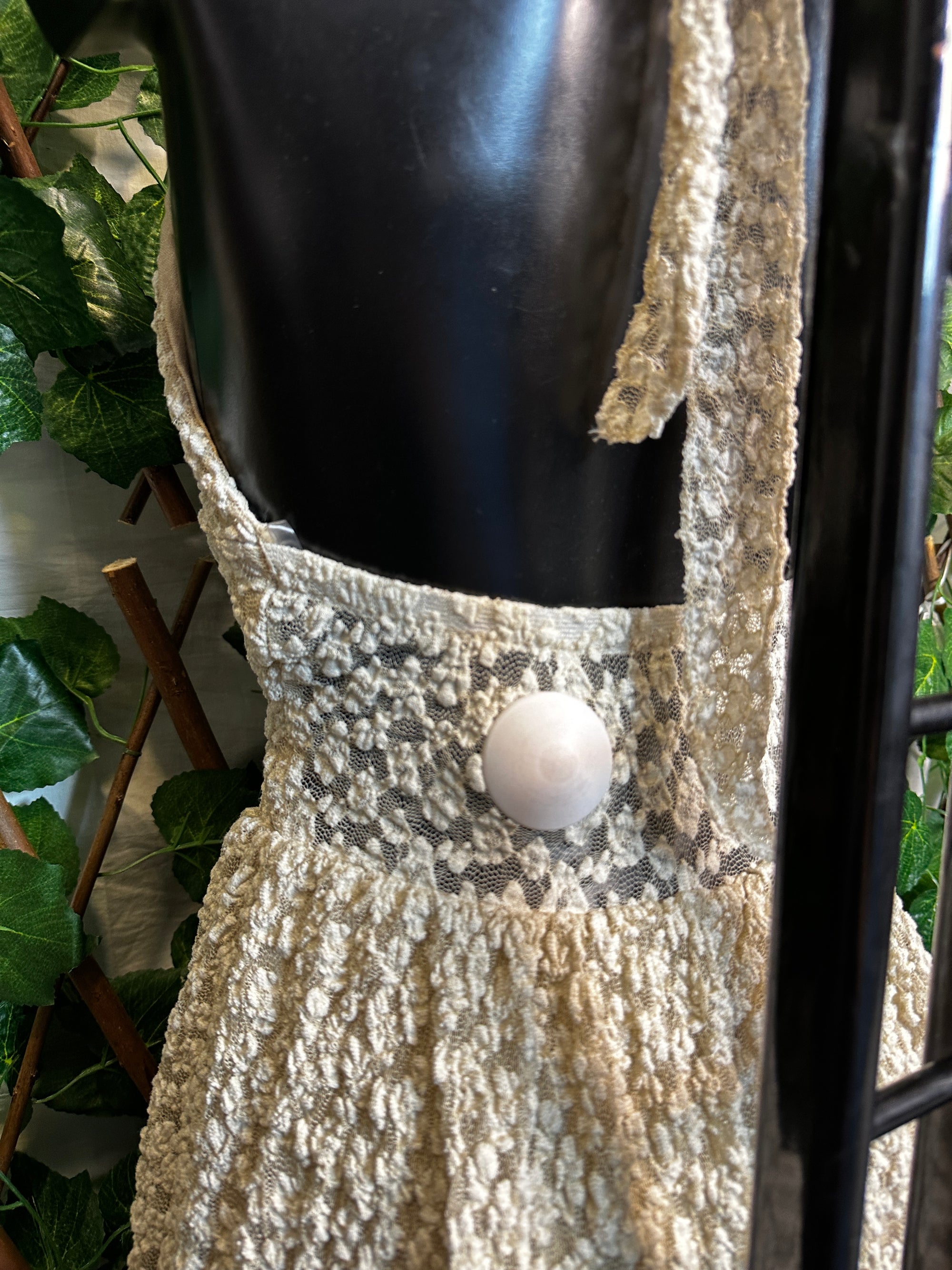 Modello crepe: vestito corto con la scollatura profonda con coppe e pantaloncini