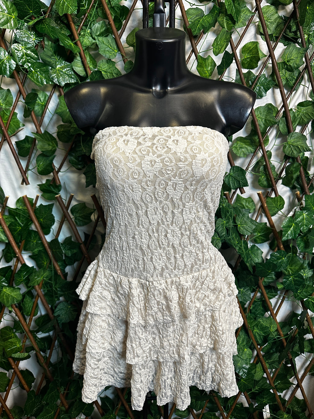 Modello crepe: vestito corto con le coppe e gonna a balze | taglia unica