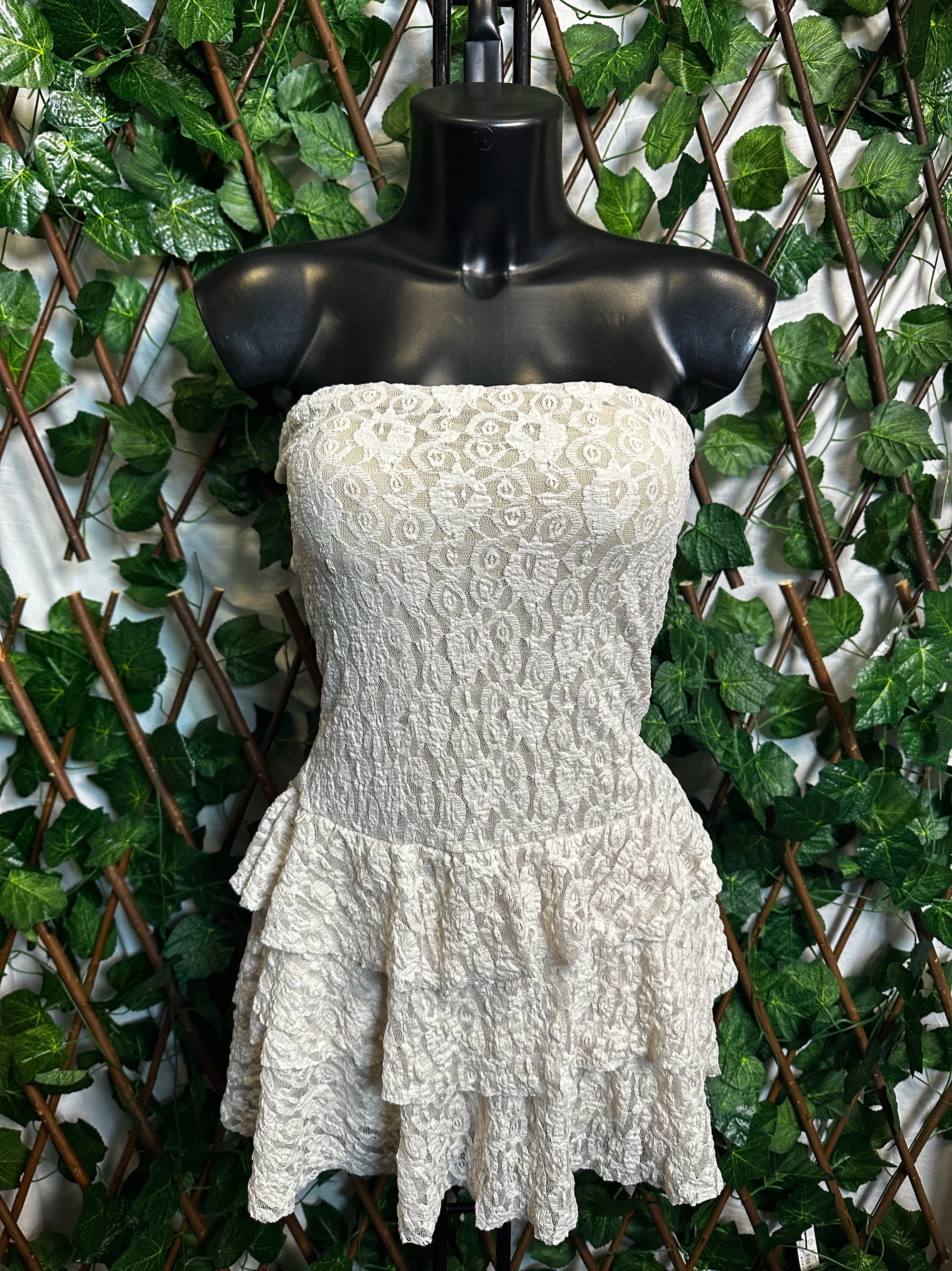 Modello crepe: vestito corto con le coppe e gonna a balze | taglia unica