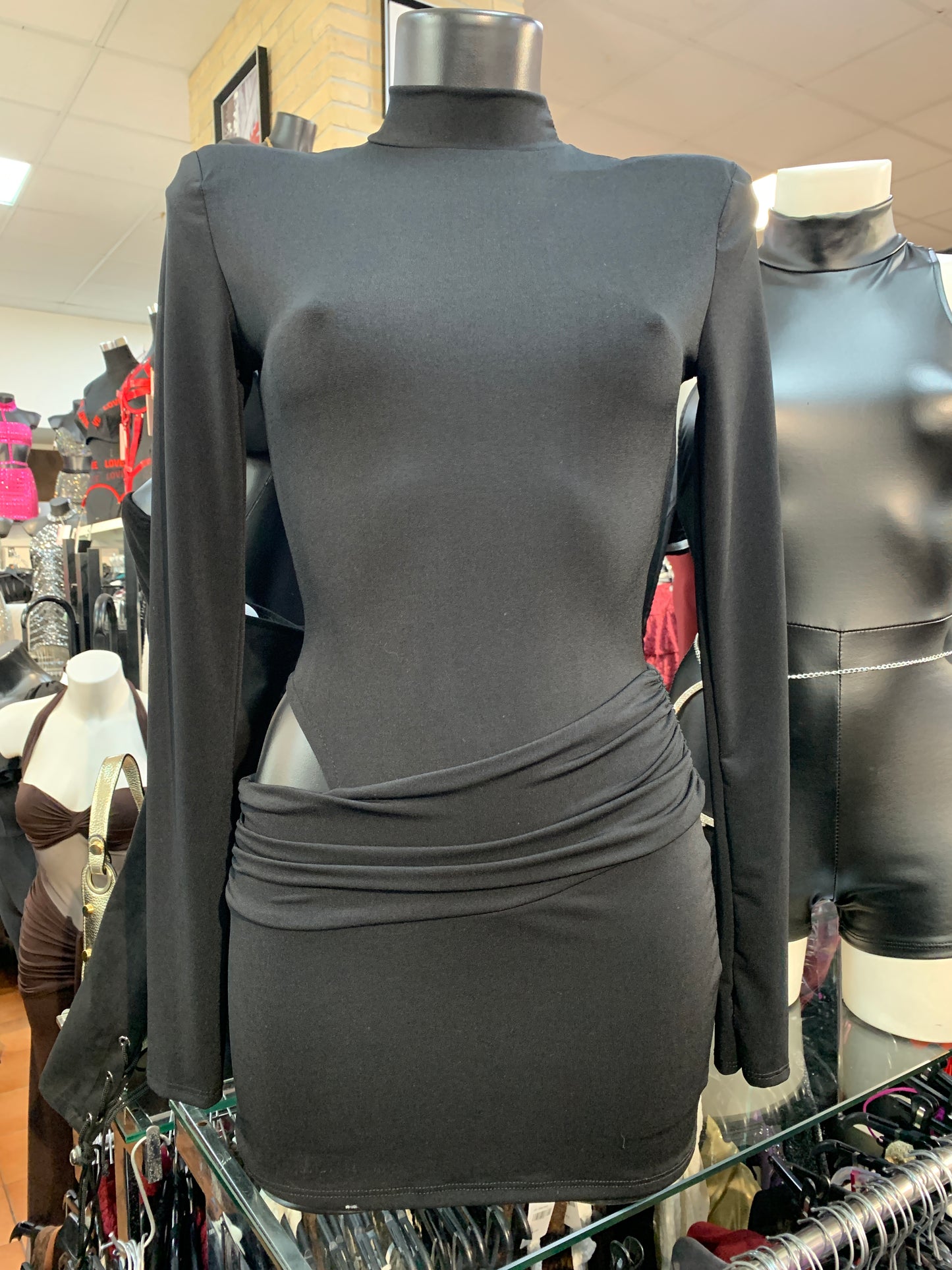 🖤 Vestito corto a maniche lunghe con cut-out – NOTTE FEROCE