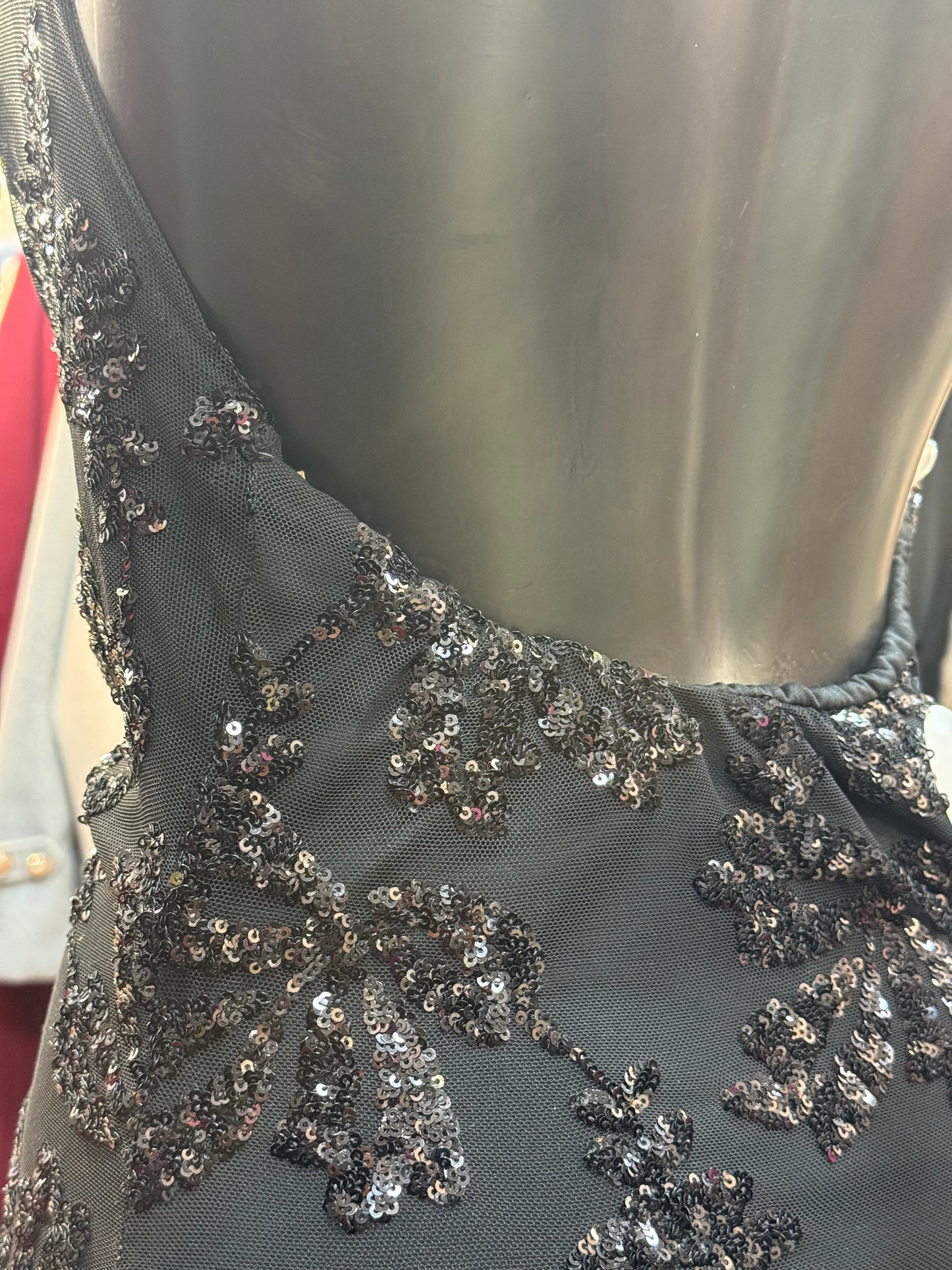 Abito lungo schiena scoperta e scollo a cascata – TENTAZIONE PROFONDA 🖤🌹