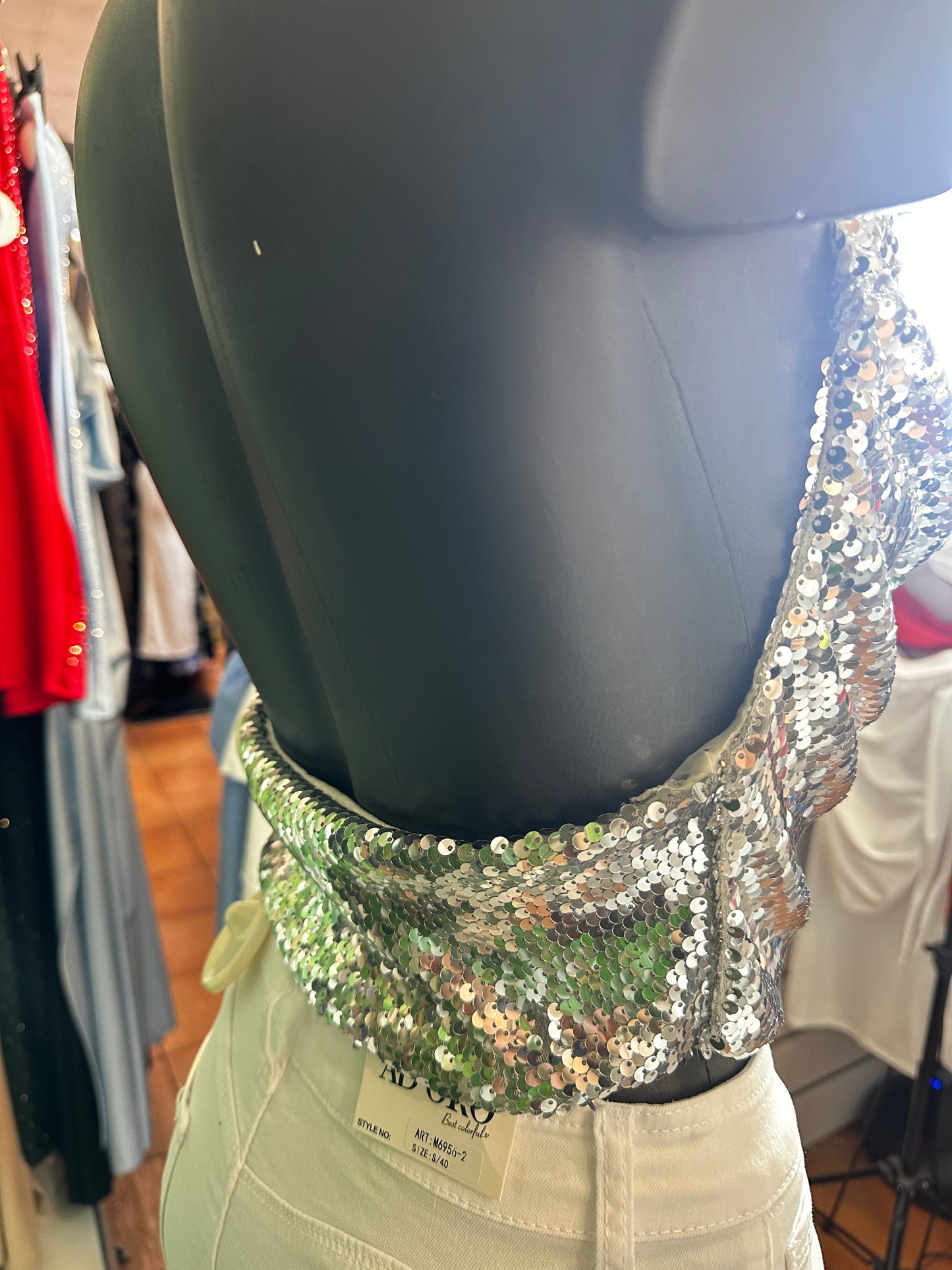 Top in paillettes con la scollatura profonda e la schiena scoperta