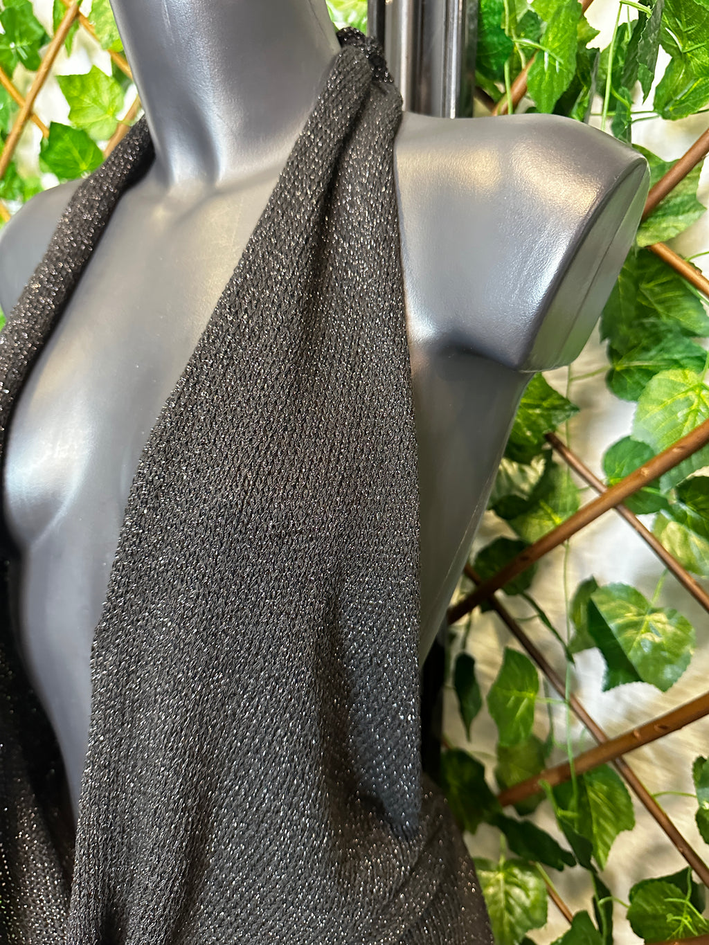 Vestito lungo estivo con la scollatura profonda e la schiena scoperta