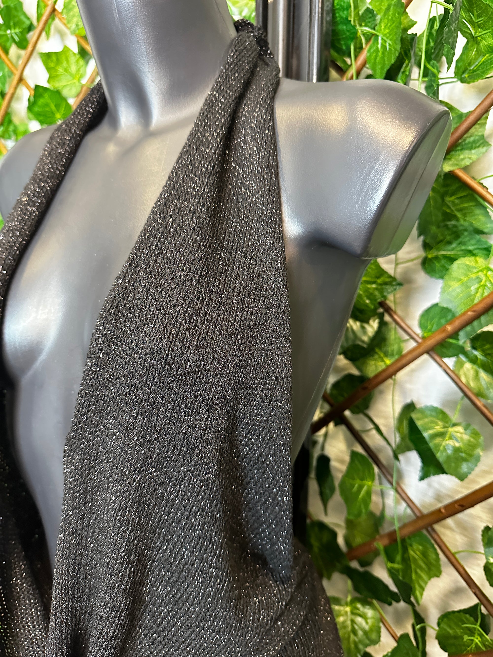 Vestito lungo estivo con la scollatura profonda e la schiena scoperta