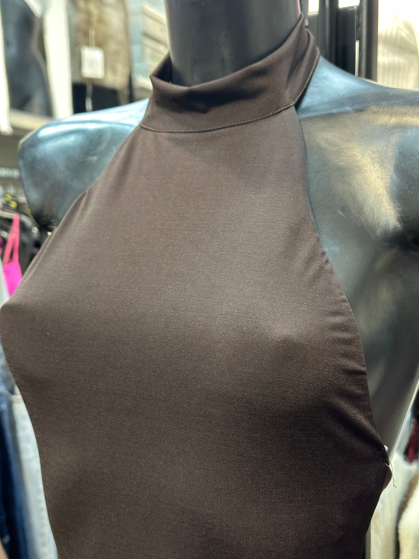 Mini-abito collo alto e schiena scoperta con fascia in paillettes – ONDA SEDUCENTE ✨🎶