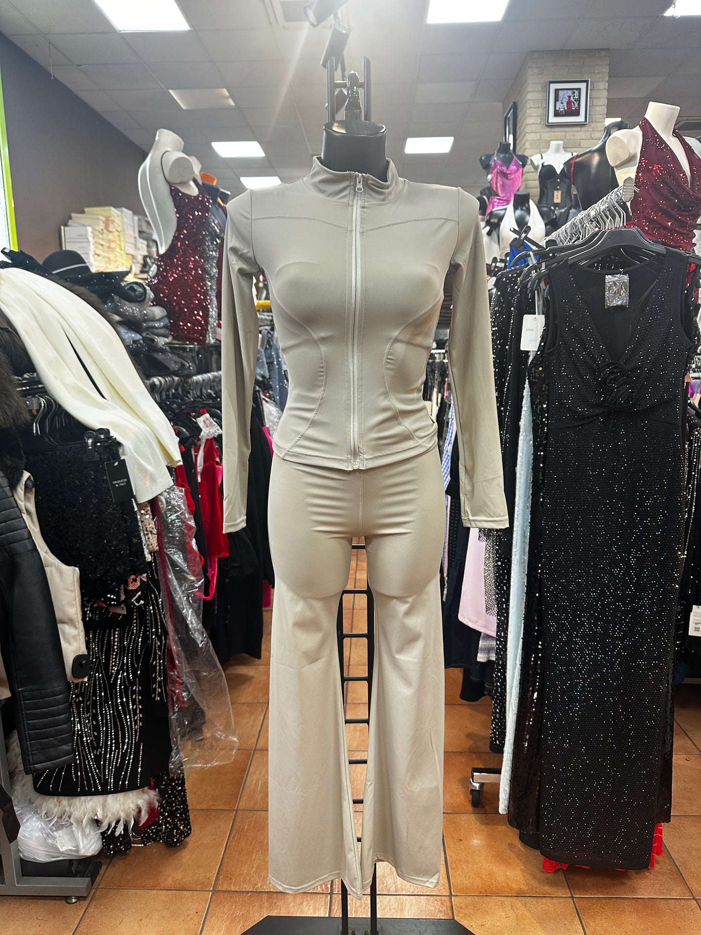 Completo sportivo con pantalone a zampa