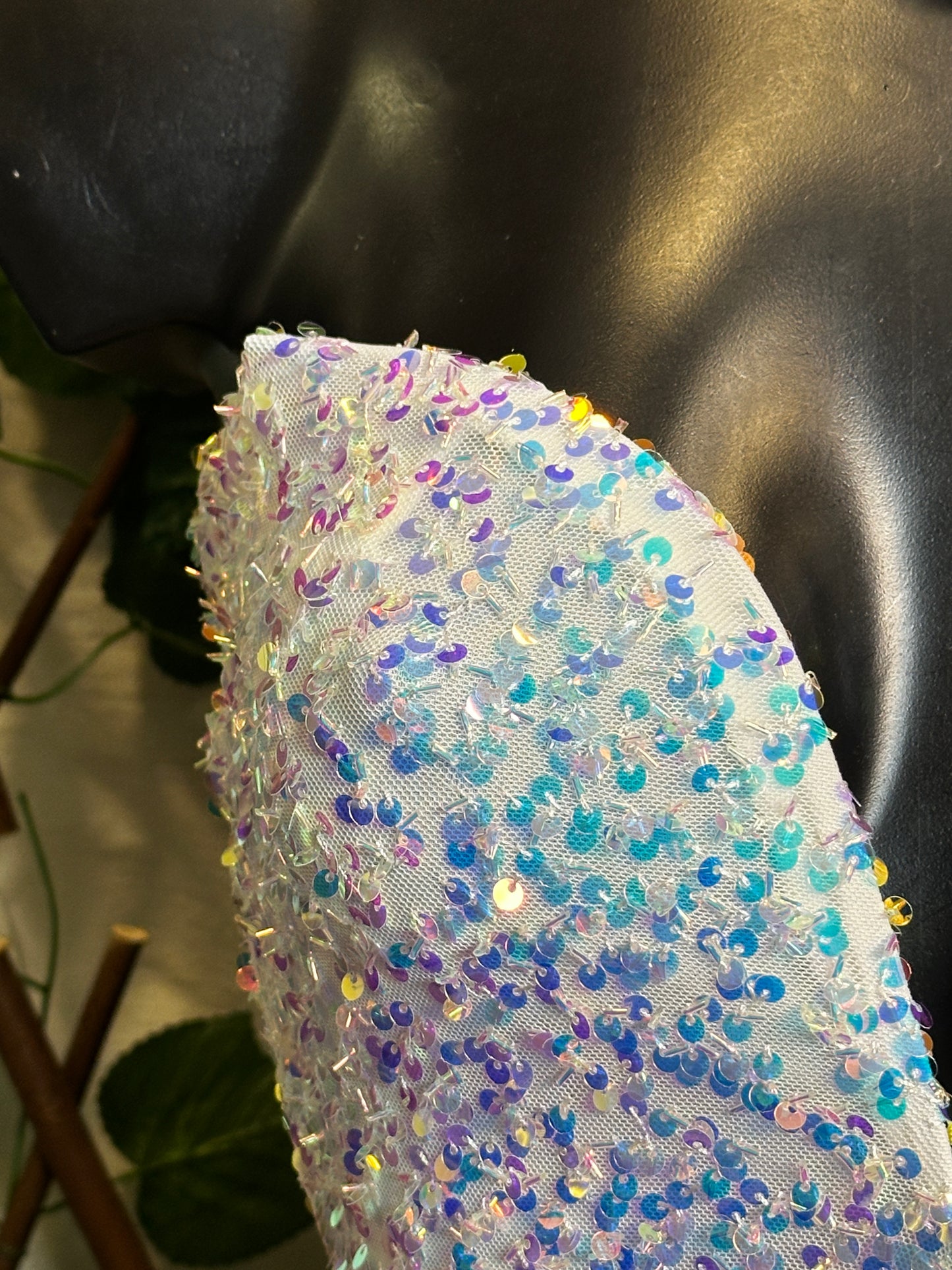 Modello paillettes: vestito corto con la scollatura speciale