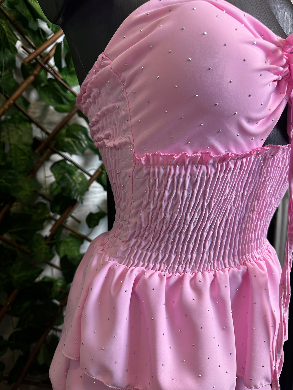 Vestito corto senza spalline, sotto svasato, con brillantini