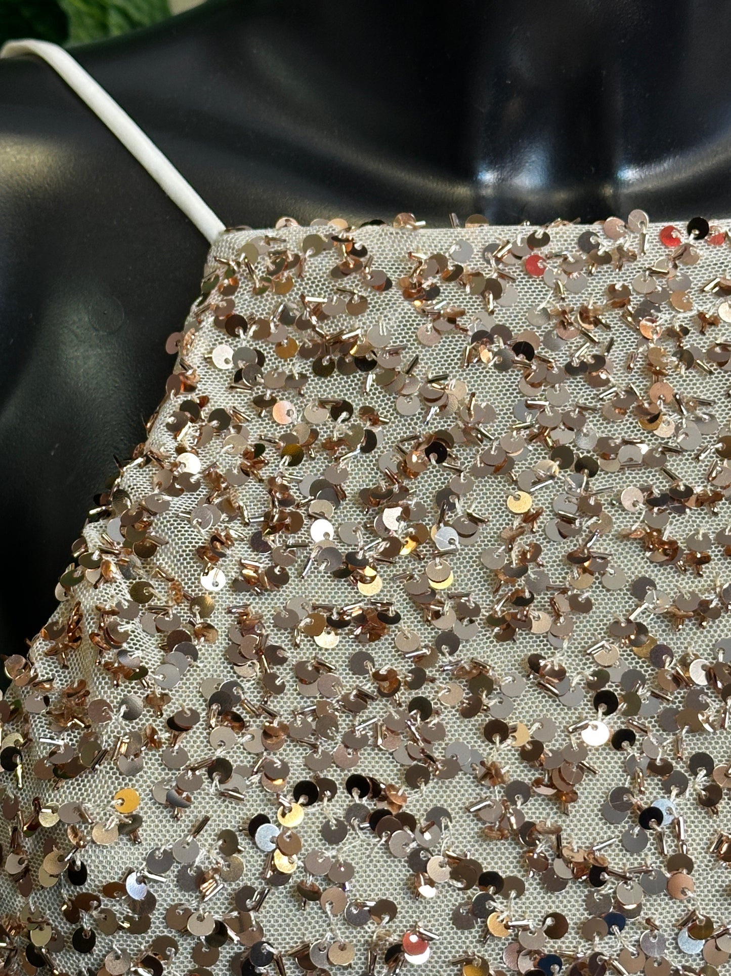 Modello paillettes: vestito corto con bretelle e la schiena scoperta