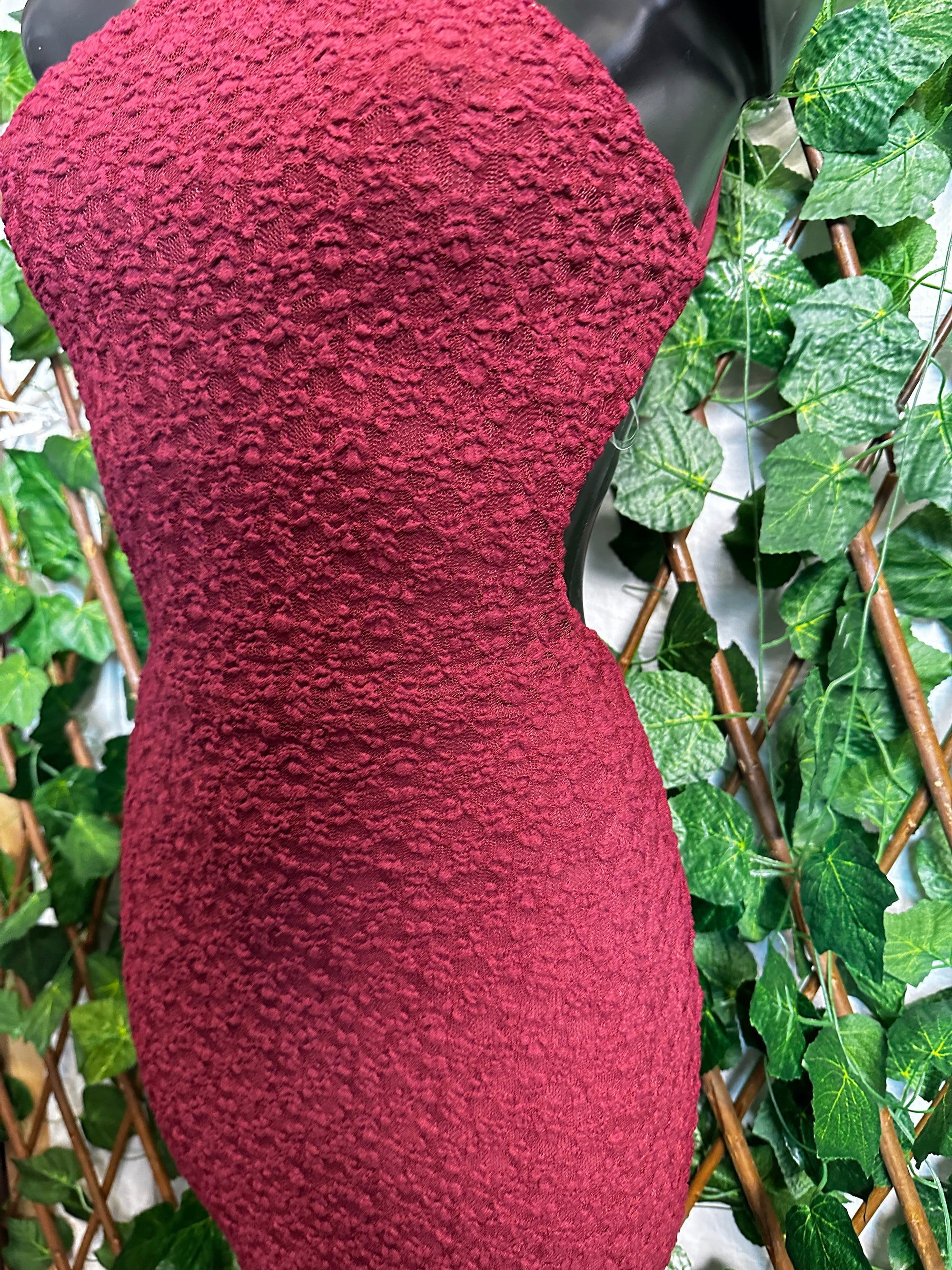 Modello crepe: vestito lungo con collo alto e schiena scoperta